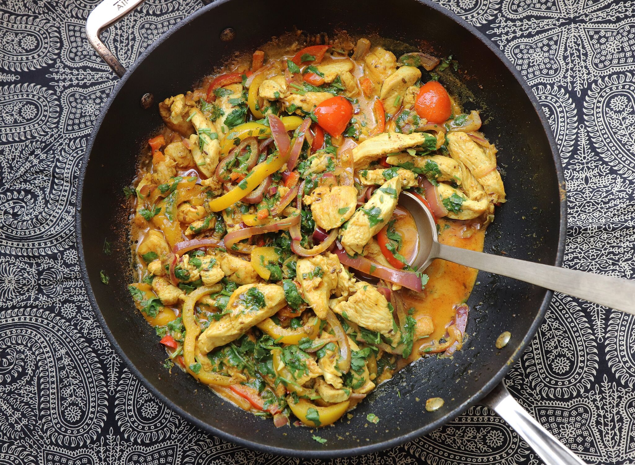 Chicken jalfrezi recipe with peppers and yogurt