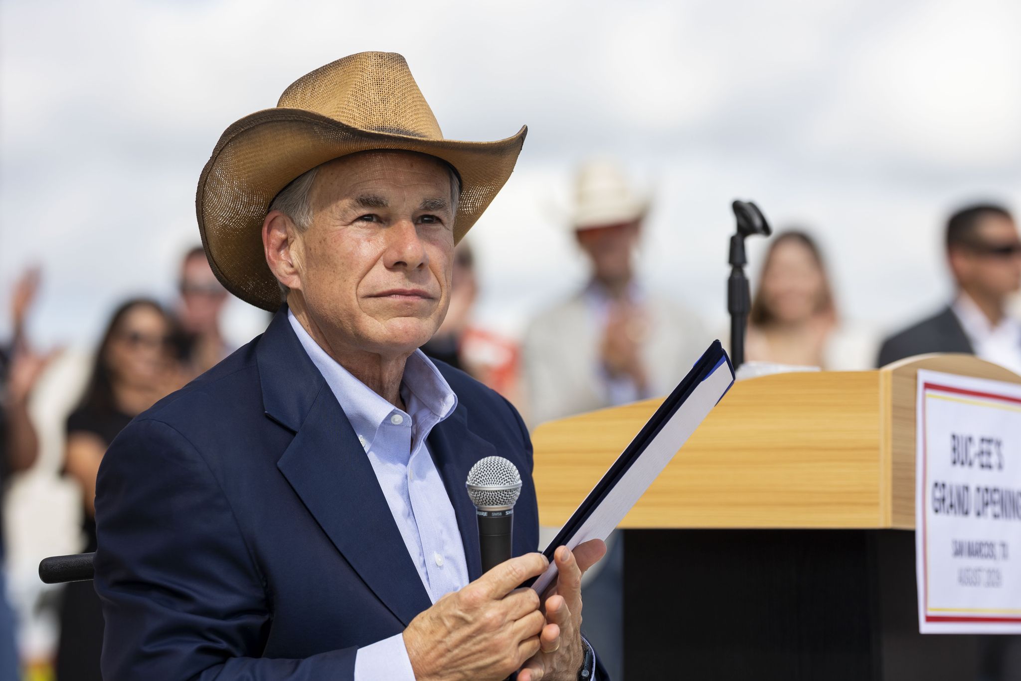 Greg Abbott fordert das Justizministerium auf, die Unterbringung von ...