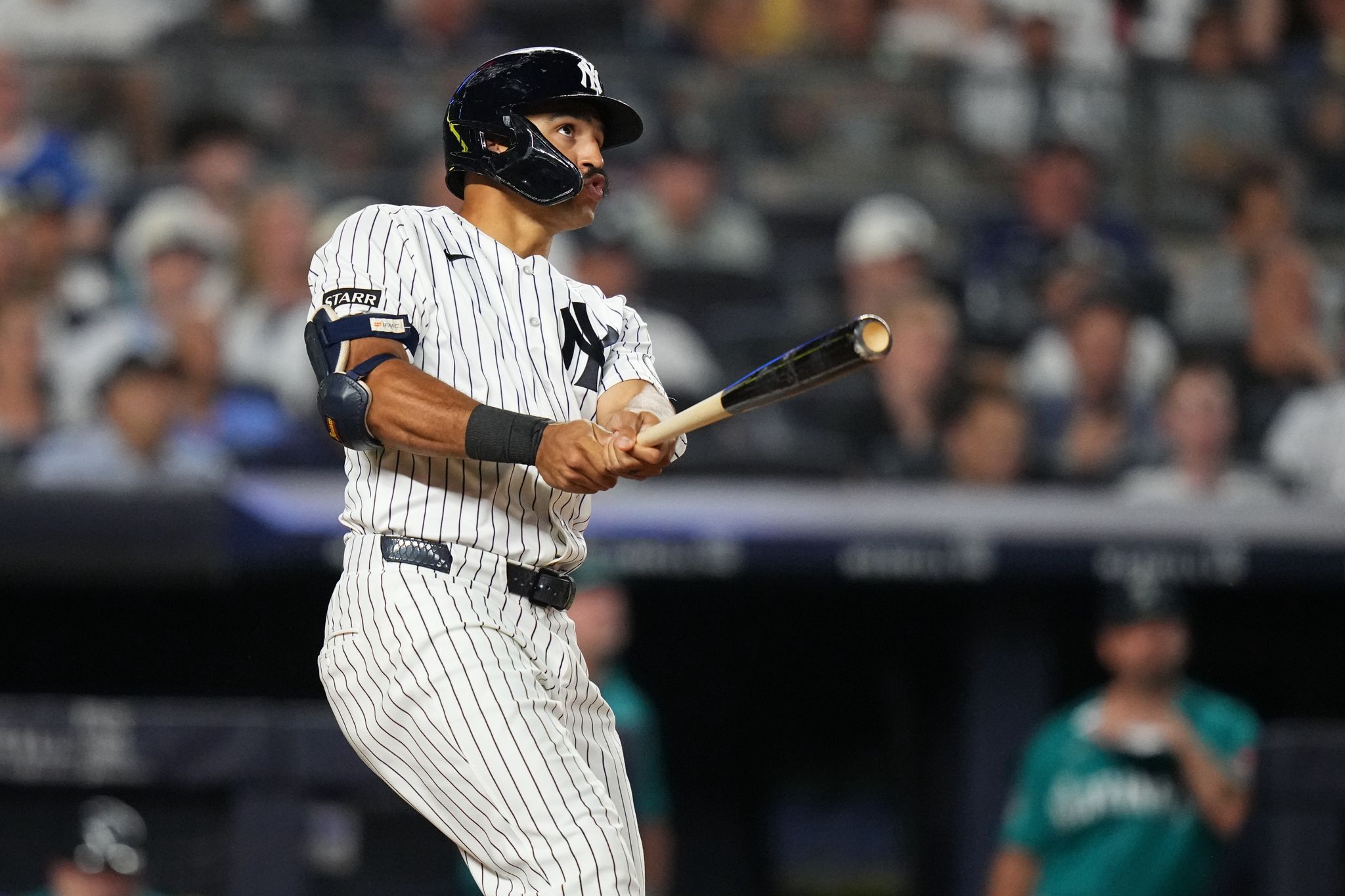 Trent Grisham pega 2 jonrones y los Yankees remontan para vencer 10-5 a los Marineros