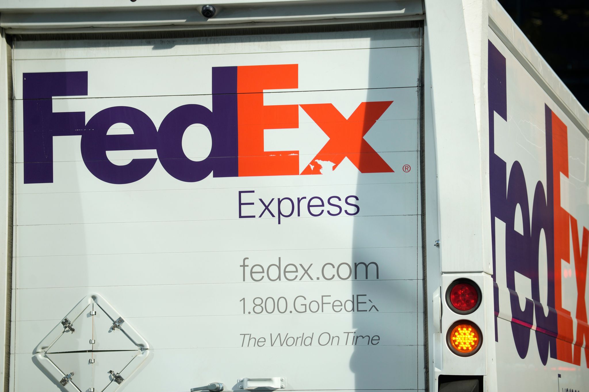 Transportistas en EEUU que recibieron reembolsos de aranceles están trasladándolos a los clientes By Por MAE ANDERSON , Associated Press Aug 13, 2026