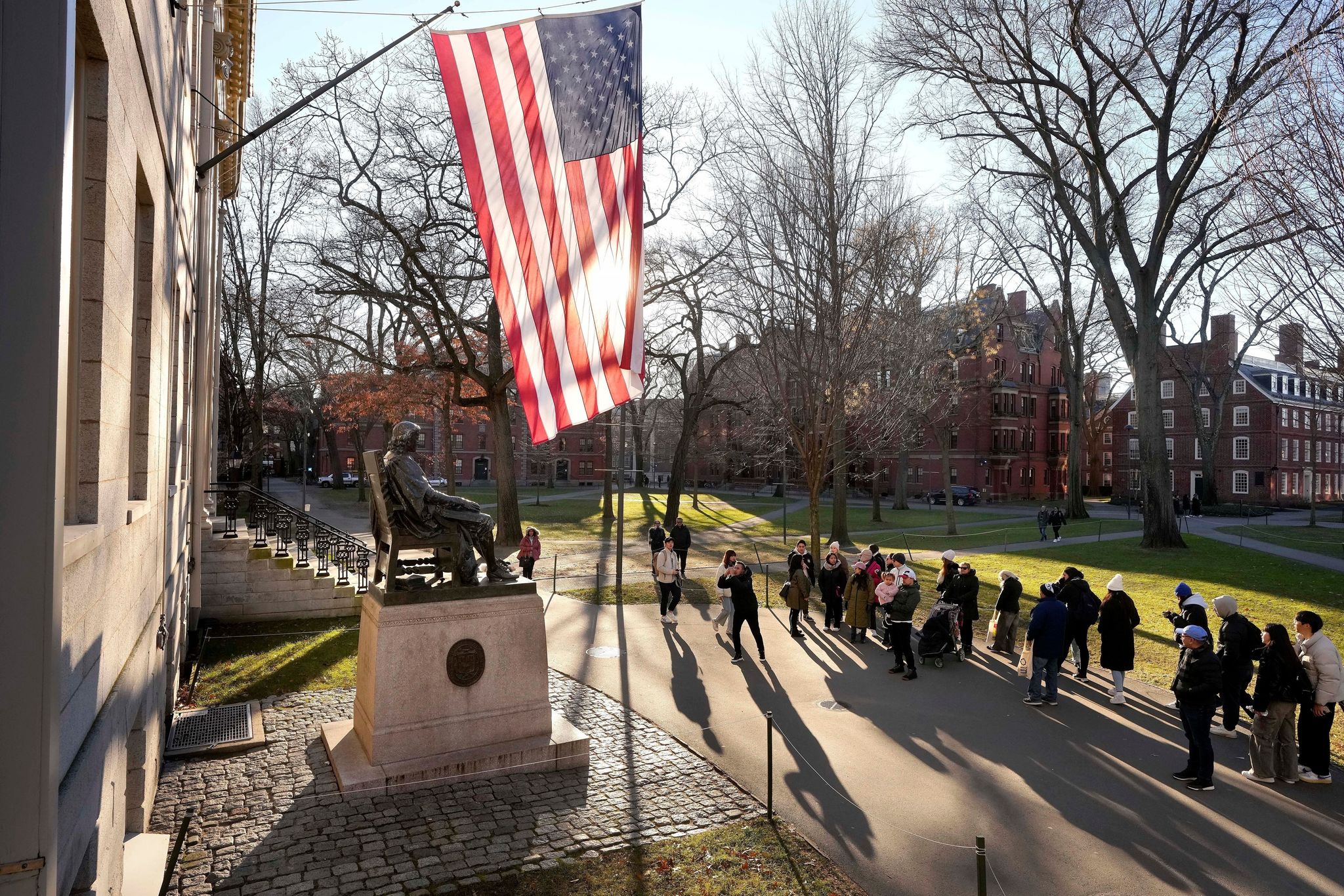Juez desestima demanda de Trump que alega antisemitismo en Harvard