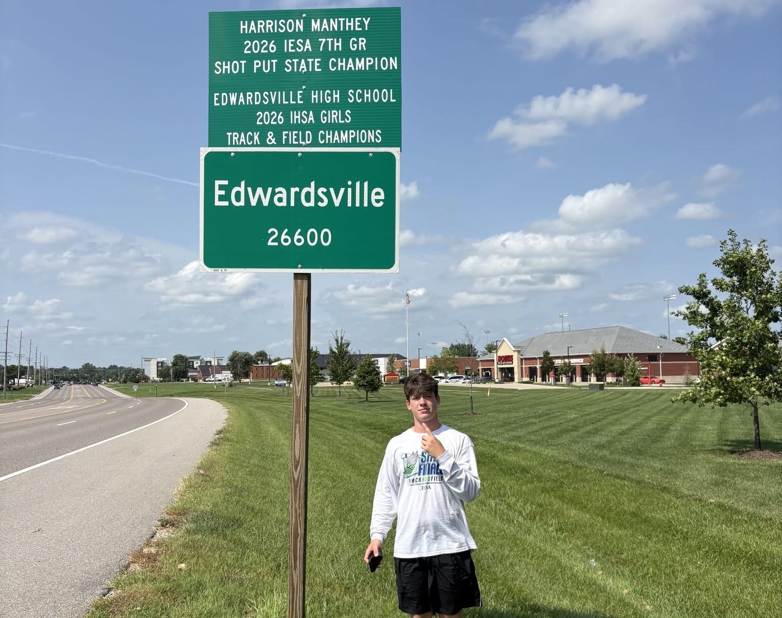 Harrison Manthey honored with Edwardsville sign after shot put title