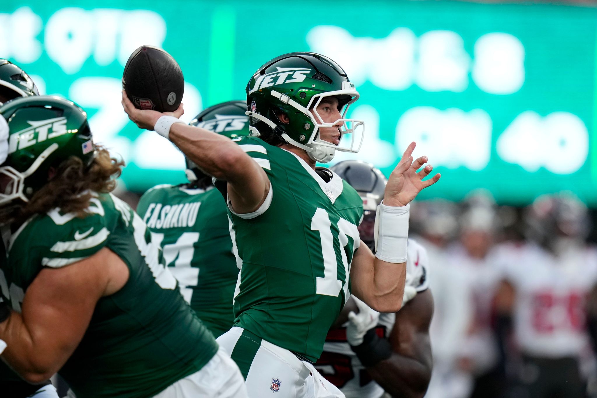 Rookie Cade Klubnik leads 2 scoring drives after Geno Smith is scratched in Jets' 24-16 loss to Bucs By DENNIS WASZAK Jr. , AP Pro Football Writer Aug 14, 2026