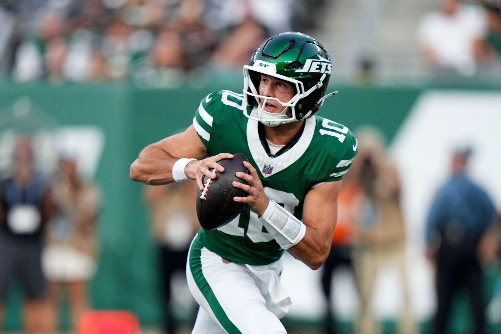 Cade Klubnik starts, leads Jets to 2 scores in debut. Geno Smith sits with sore foot, AP source says