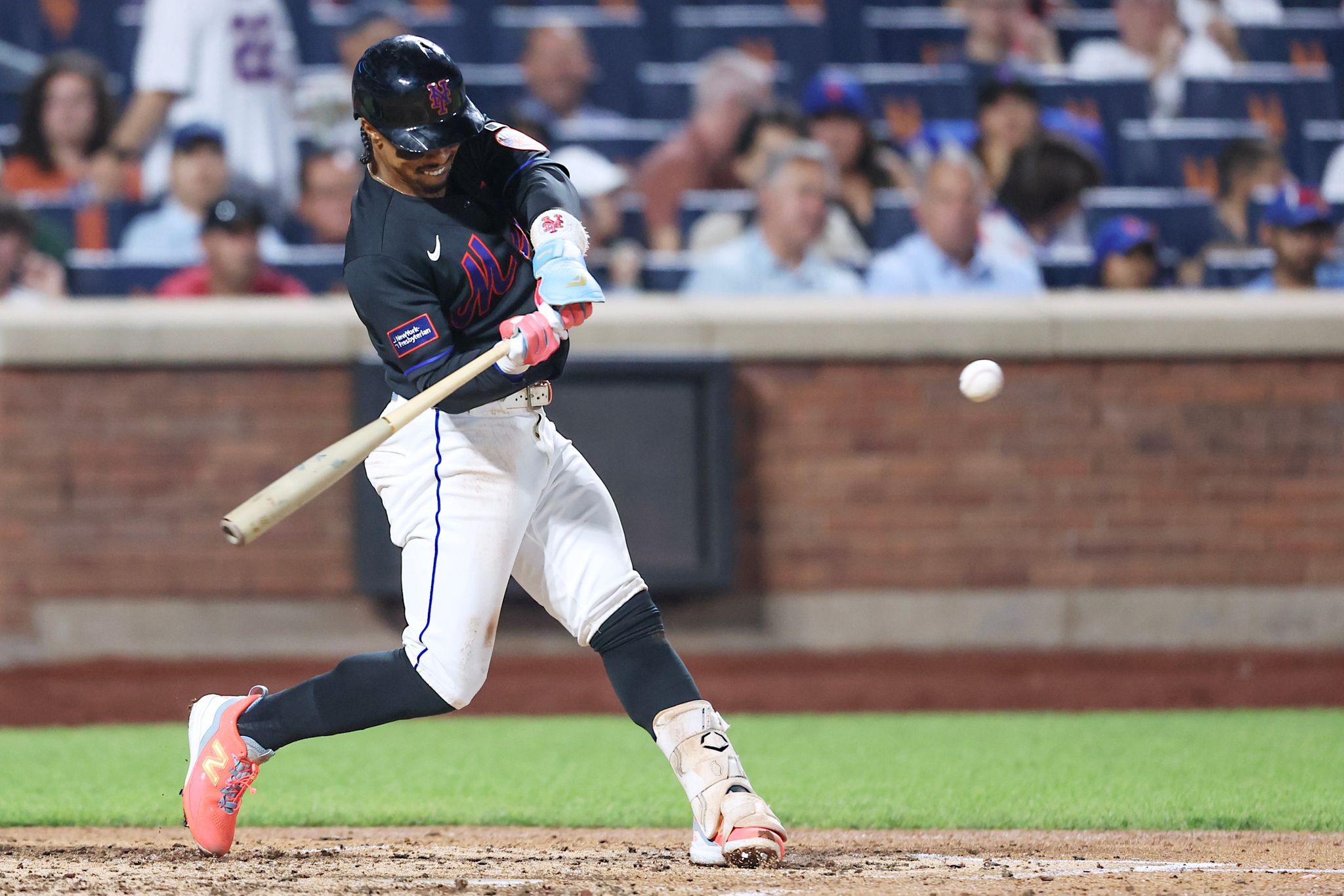 Francisco Lindor hitting a home run for the Mets