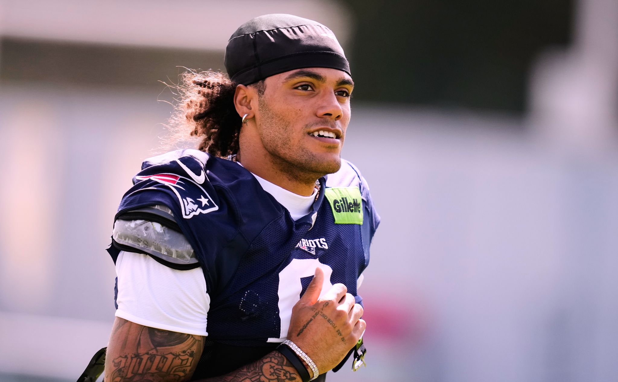 Christian Gonzalez sigue recuperándose de lesión que sufrió durante entrenamiento con los Patriots