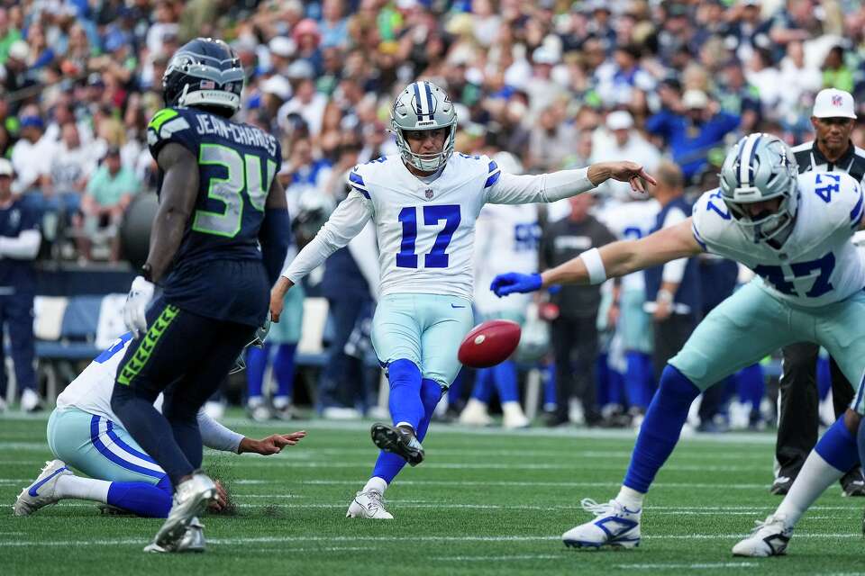 Brandon Aubrey kicking