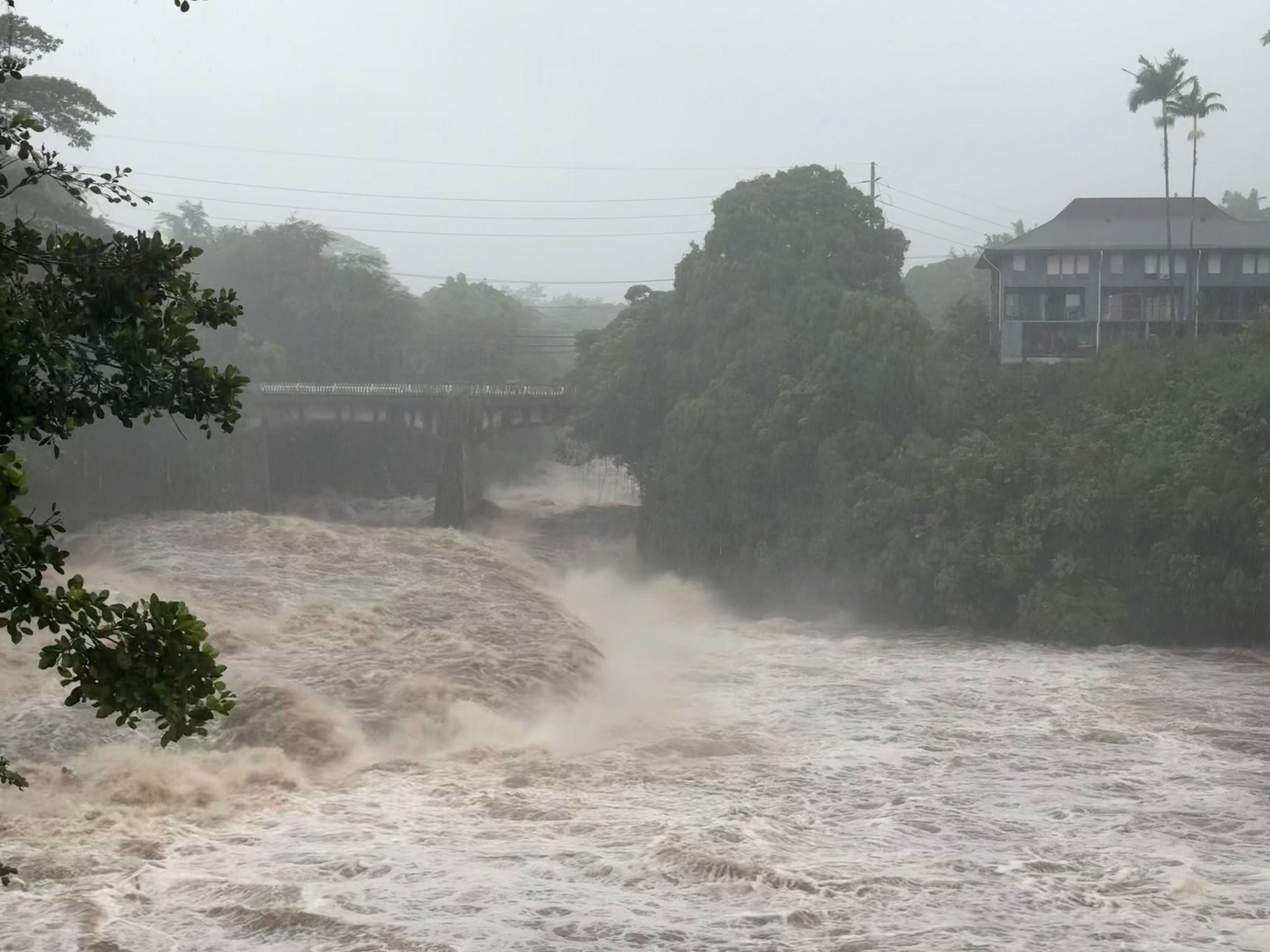 Lala se degrada a tormenta tropical y provoca fuertes lluvias y vientos en las islas hawaianas