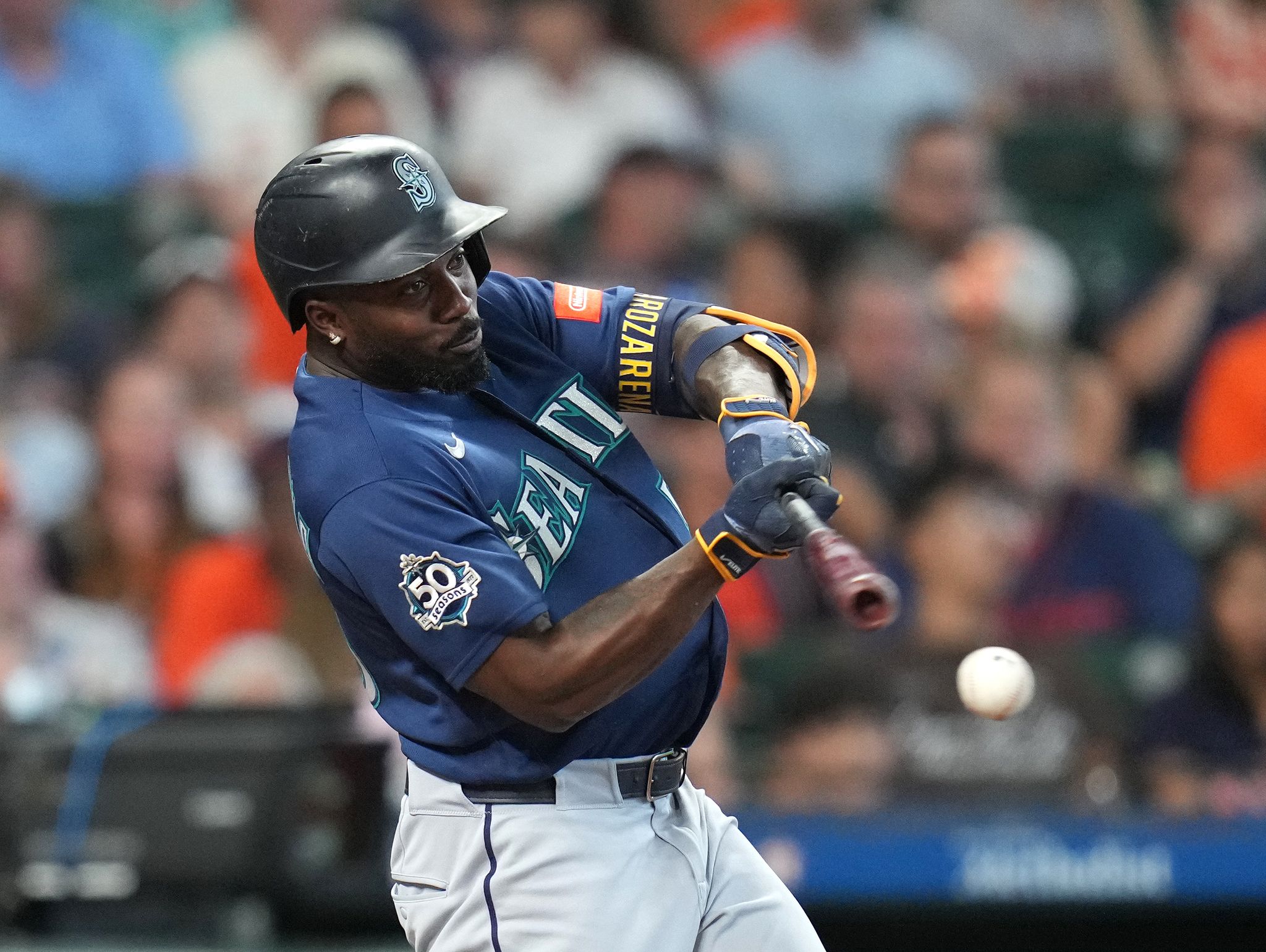 Marineros aguantan para superar 3-2 a Astros; Raleigh y Arozarena conectan jonrones