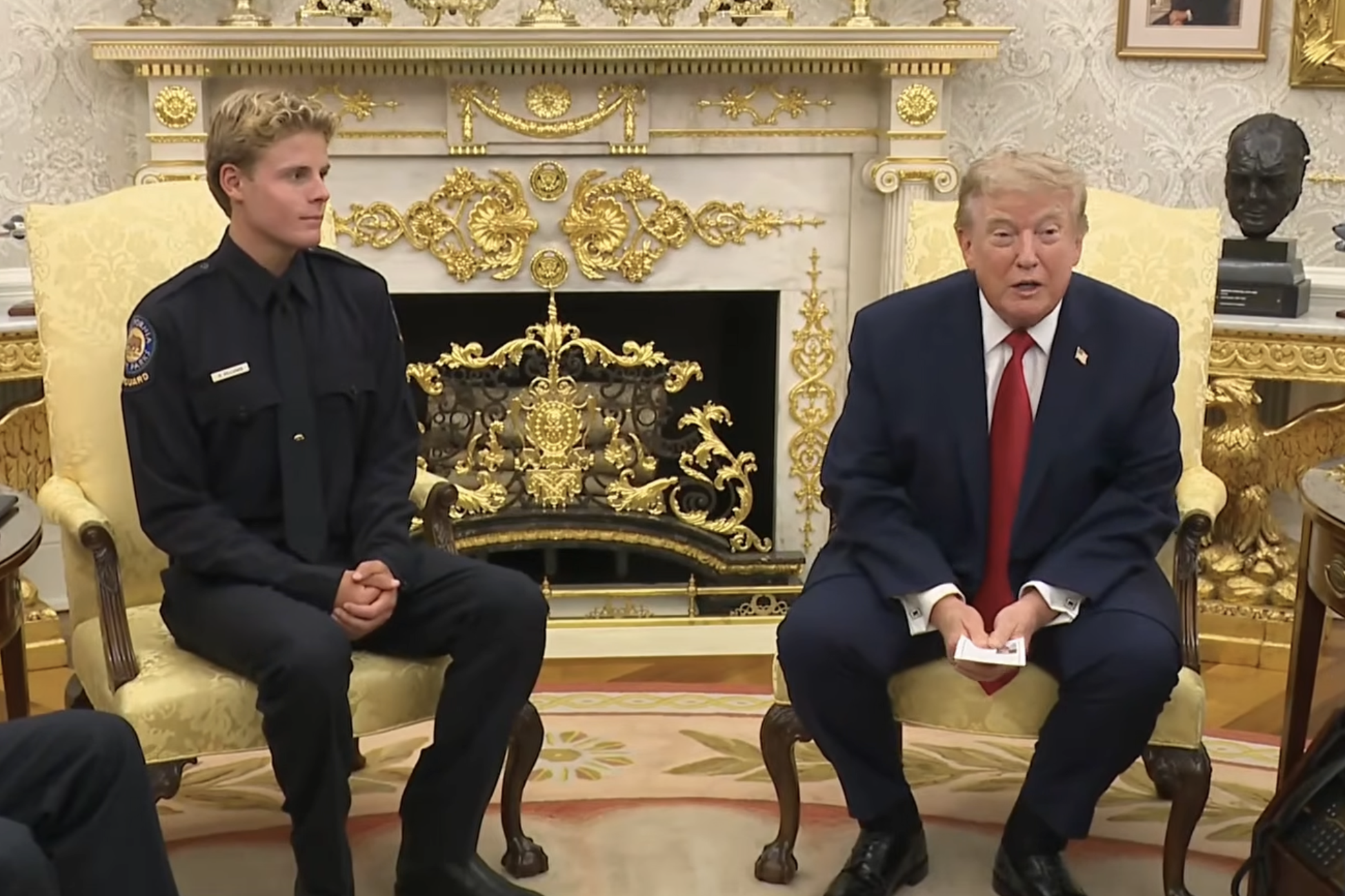 Video: Trump lobt jugendlichen Rettungsschwimmer aus Santa Cruz im Oval ...