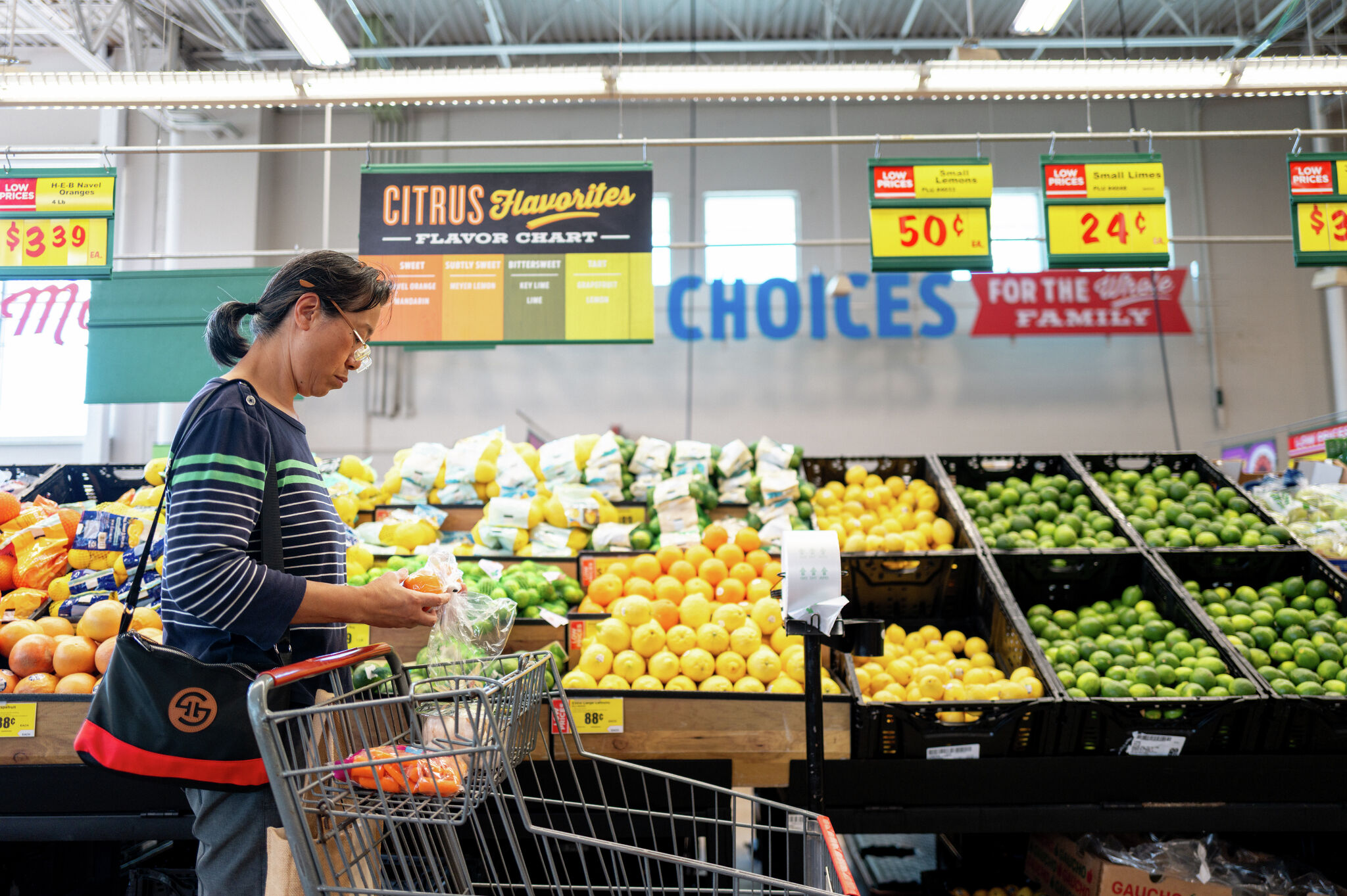 How do Texans save money on groceries at H-E-B, Kroger?