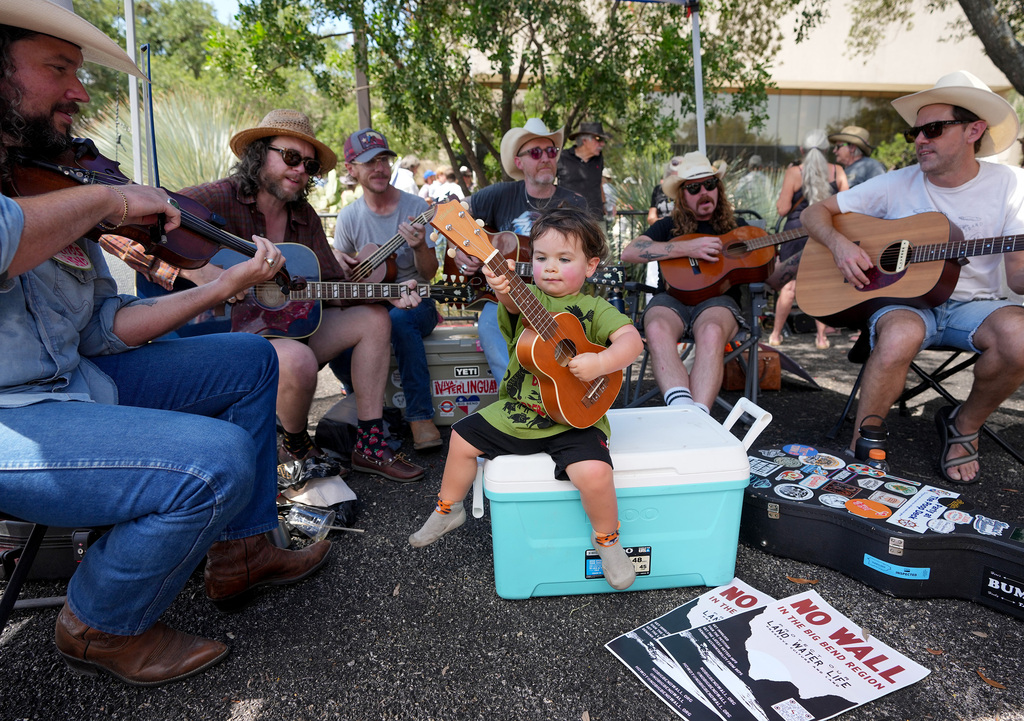 Protesters urge TPWD to oppose border construction at Big Bend Ranch State Park