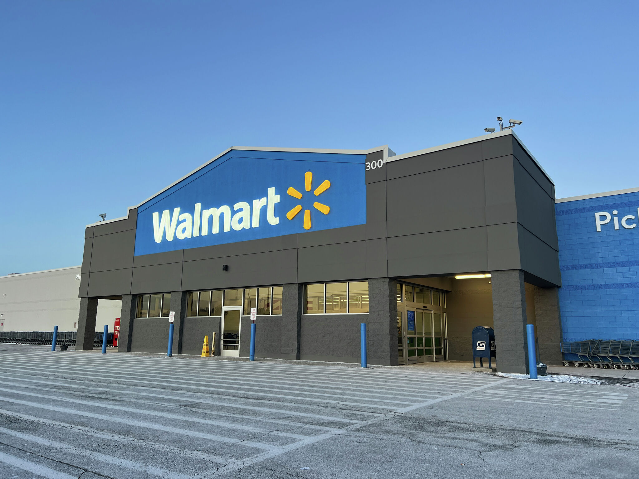 Walmart, Sam’s Club to begin accepting tap-to-pay next week