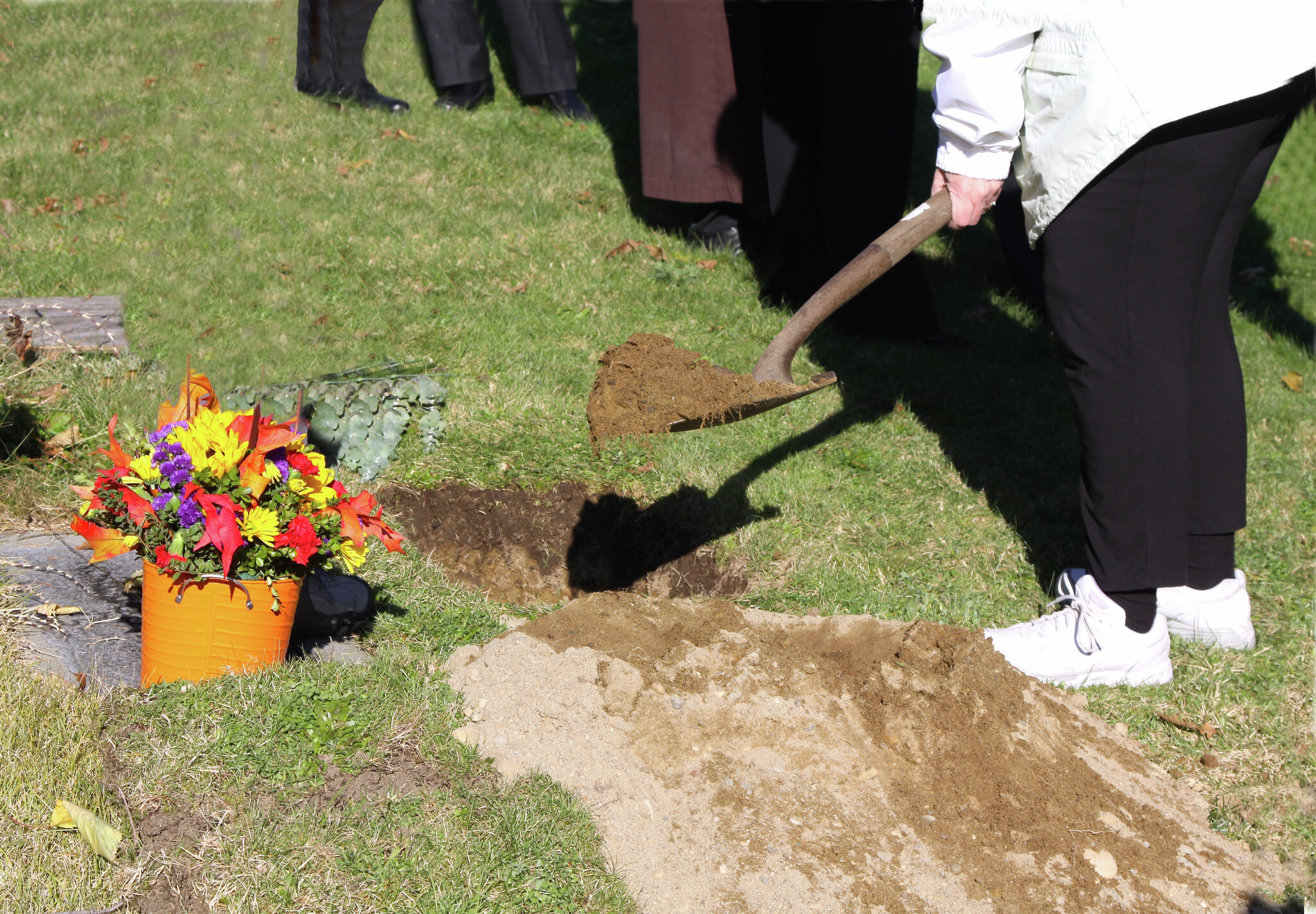 Is it legal to bury human ashes in your backyard in Texas? What the law says