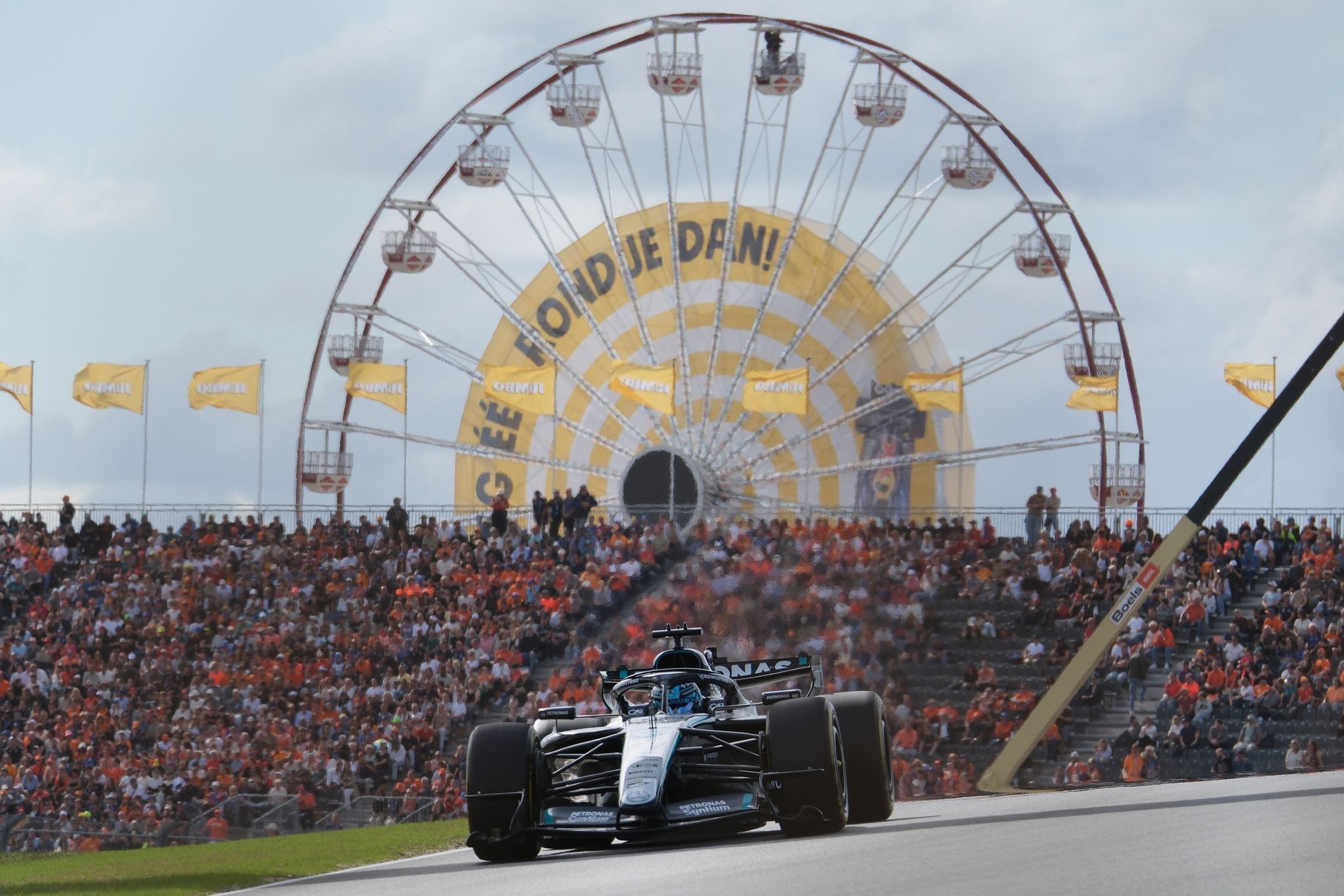 F1: Russell bromea que comprometerse lo ayudó a lograr la pole en el GP ...