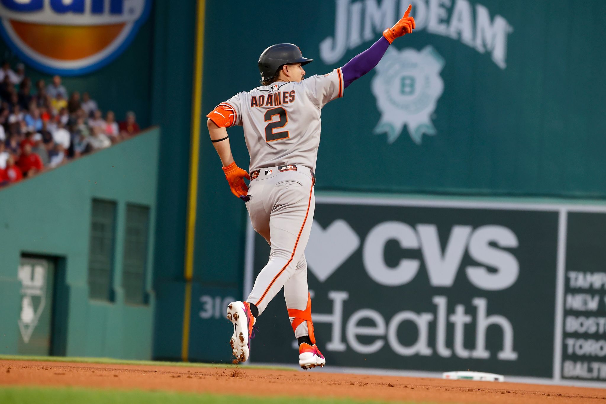 Giants make flurry of roster moves, including placing Willy Adames on injured list