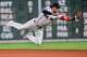 Baseman kedua Boston Red Sox Marcelo Mayer melakukan penyelaman tetapi tidak dapat melakukan permainan tunggal oleh Edmundo Sosa dari Philadelphia Phillies pada inning keenam pertandingan bisbol, Rabu, 13 Mei 2026, di Boston. (Foto AP/Charles Krupa)