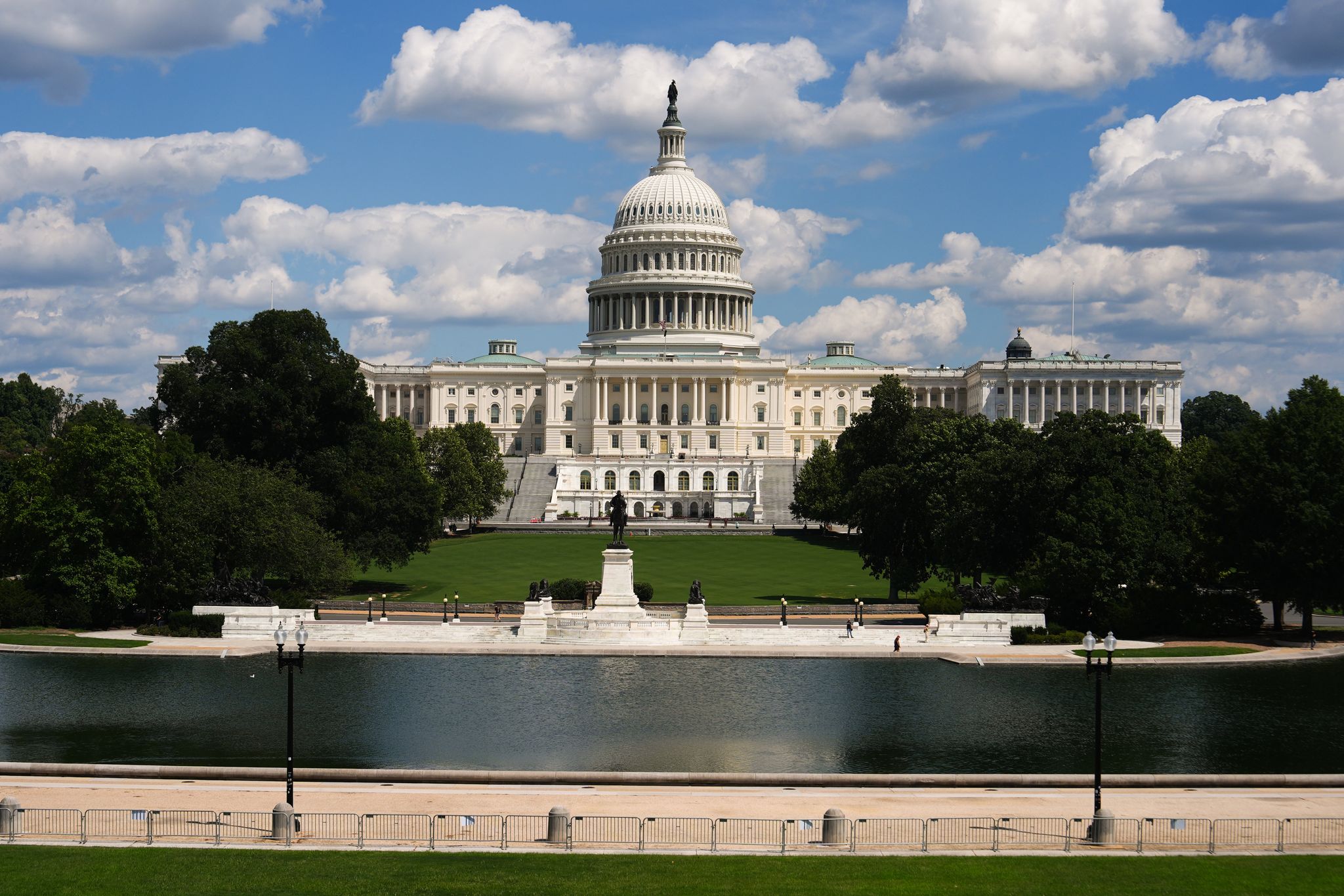 Dos senadores de EEUU -- uno demócrata y uno republicano -- tratan de salvar Seguro Social