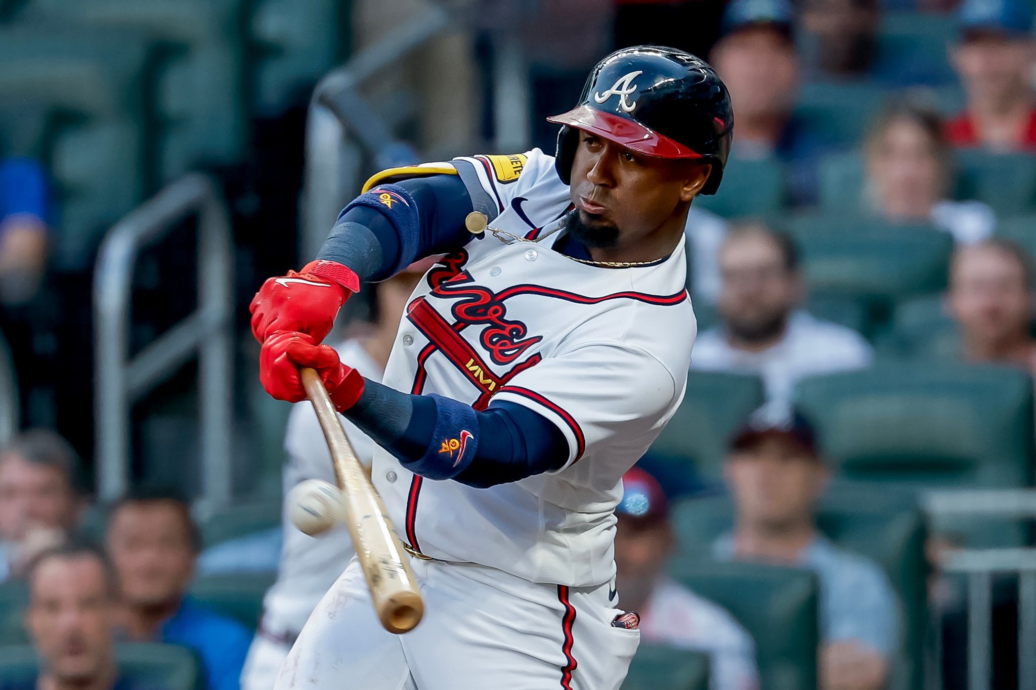 Albies impulsa la carrera del triunfo en la 8ª y Bravos ganan 4-3 para cortar racha de Dodgers