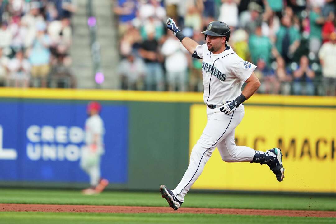 Slugger Cal Raleigh extends homer streak to 4 at-bats and ties Mariners ...