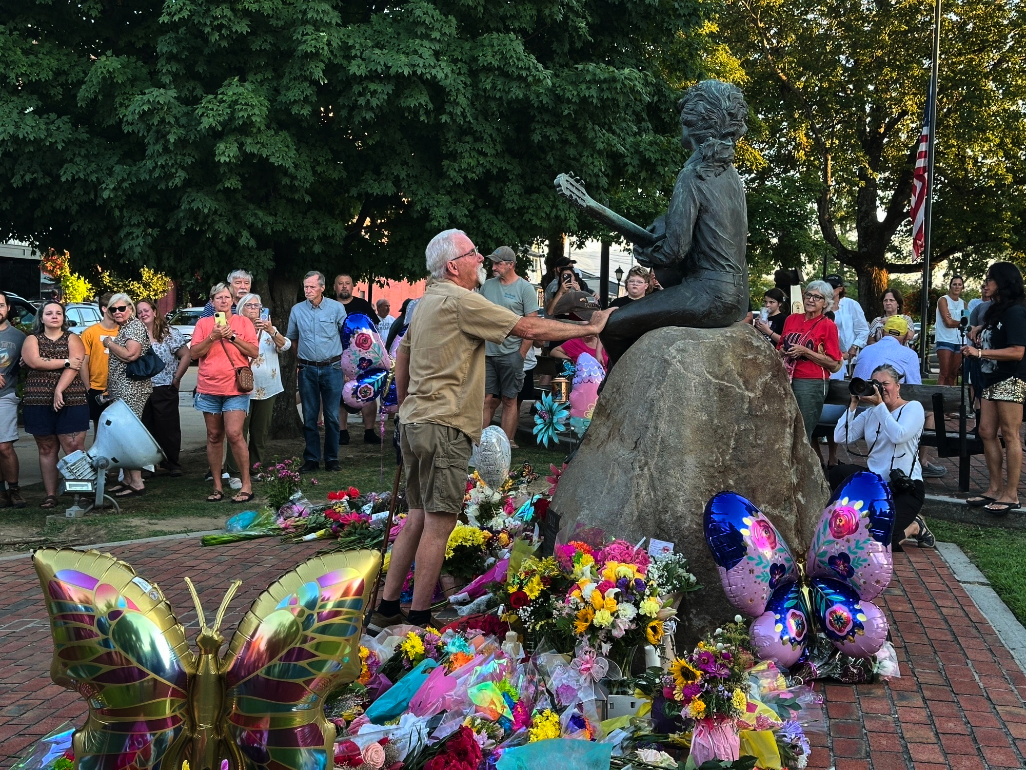Dolly Parton's love of the Great Smoky Mountains helped transform her hometown By KIMBERLEE KRUESI and DYLAN LOVAN , Associated Press Updated Aug 26, 2026 4:50 p.m.