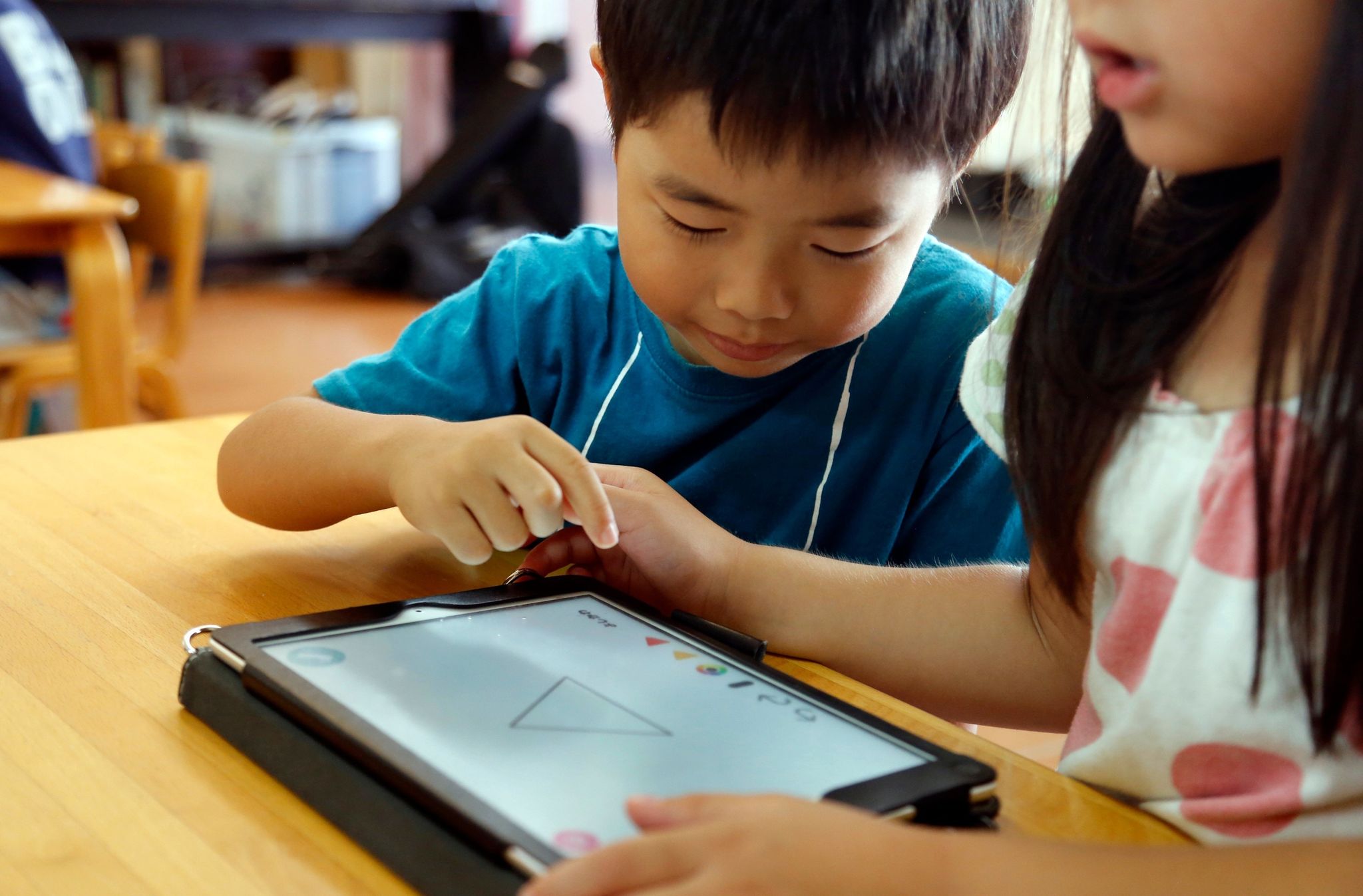 Un consejo tecnológico: Cómo evitar que tabletas y laptops distraigan a tu hijo de la tarea escolar