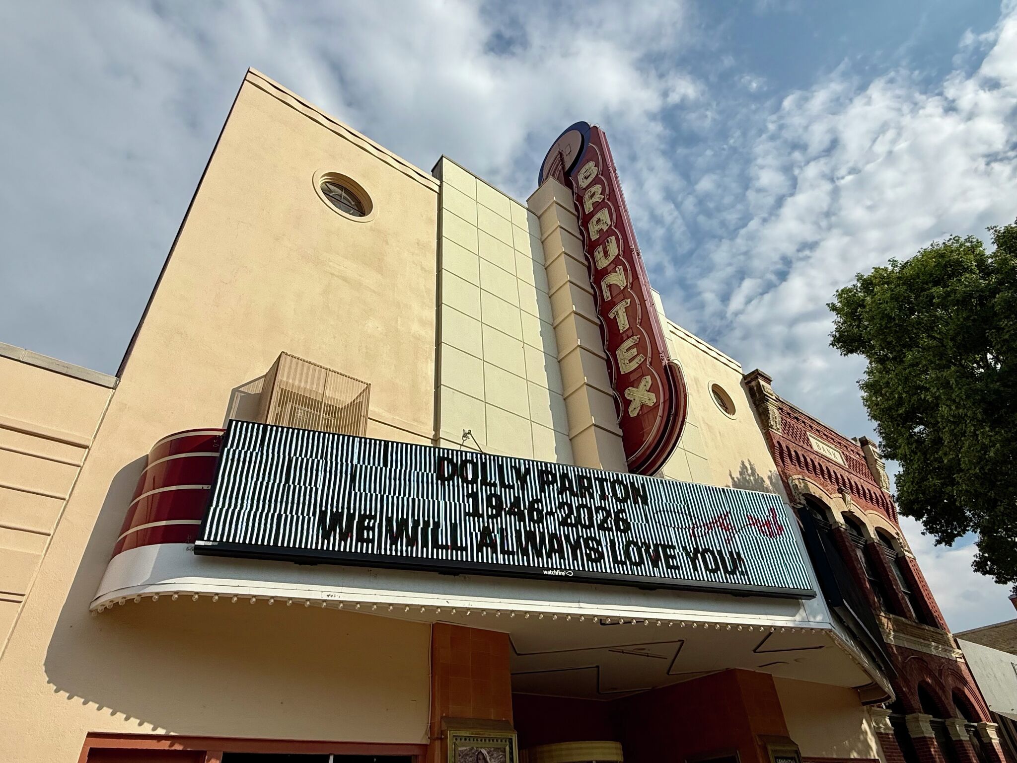 'Miss the old': New marquee leaves some New Braunfels residents nostalgic