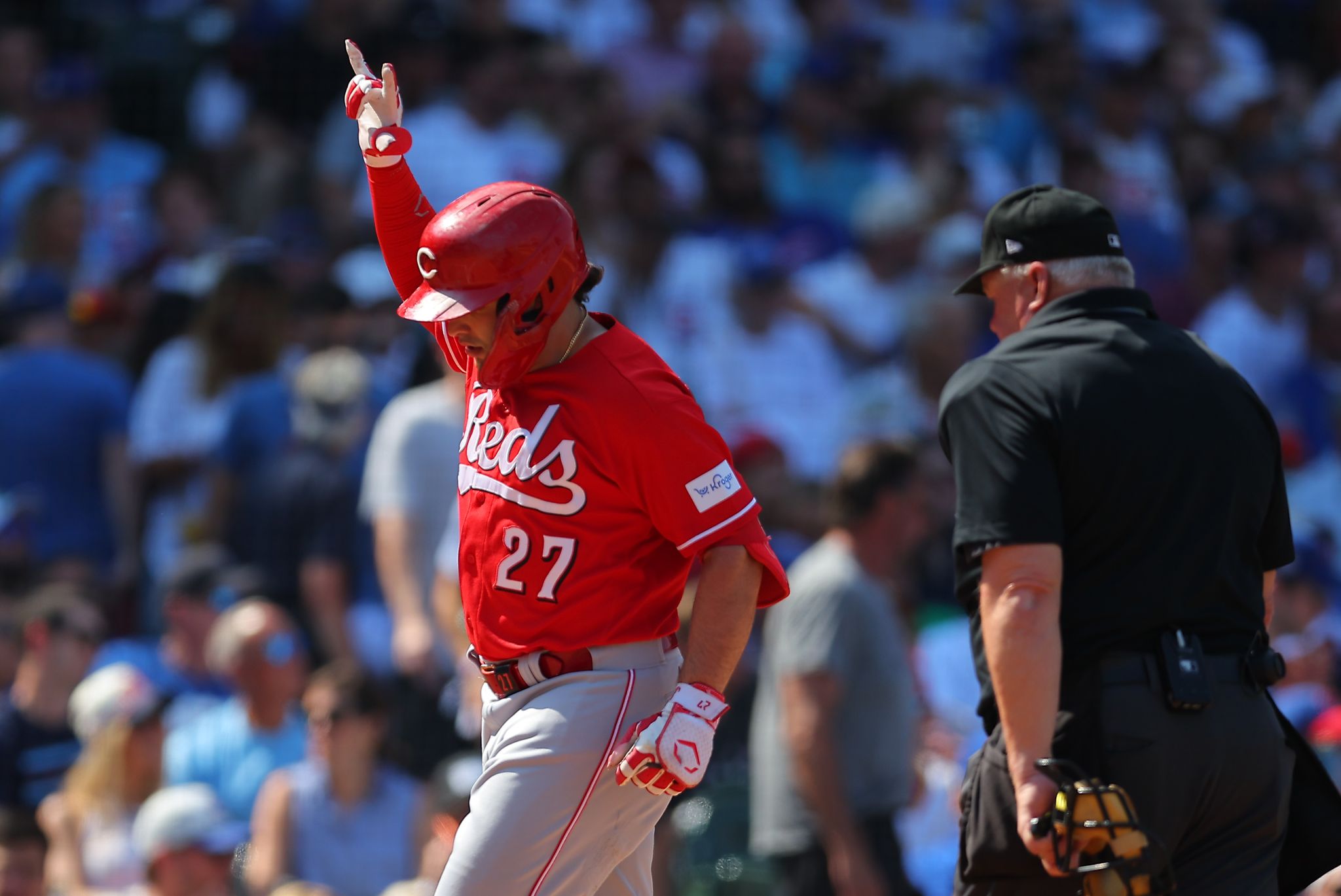 Reds hit 4 homers, score 9 unanswered runs to beat wild card-leading Cubs 10-8 By TONY ANDRACKI , Associated Press Aug 28, 2026