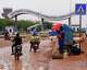 ARCHIVO - Dos motocicletas pasan frente a la entrada del aeropuerto el 8 de agosto de 2023, en Niamey, Níger. (AP Foto/Sam Mednick, archivo)
