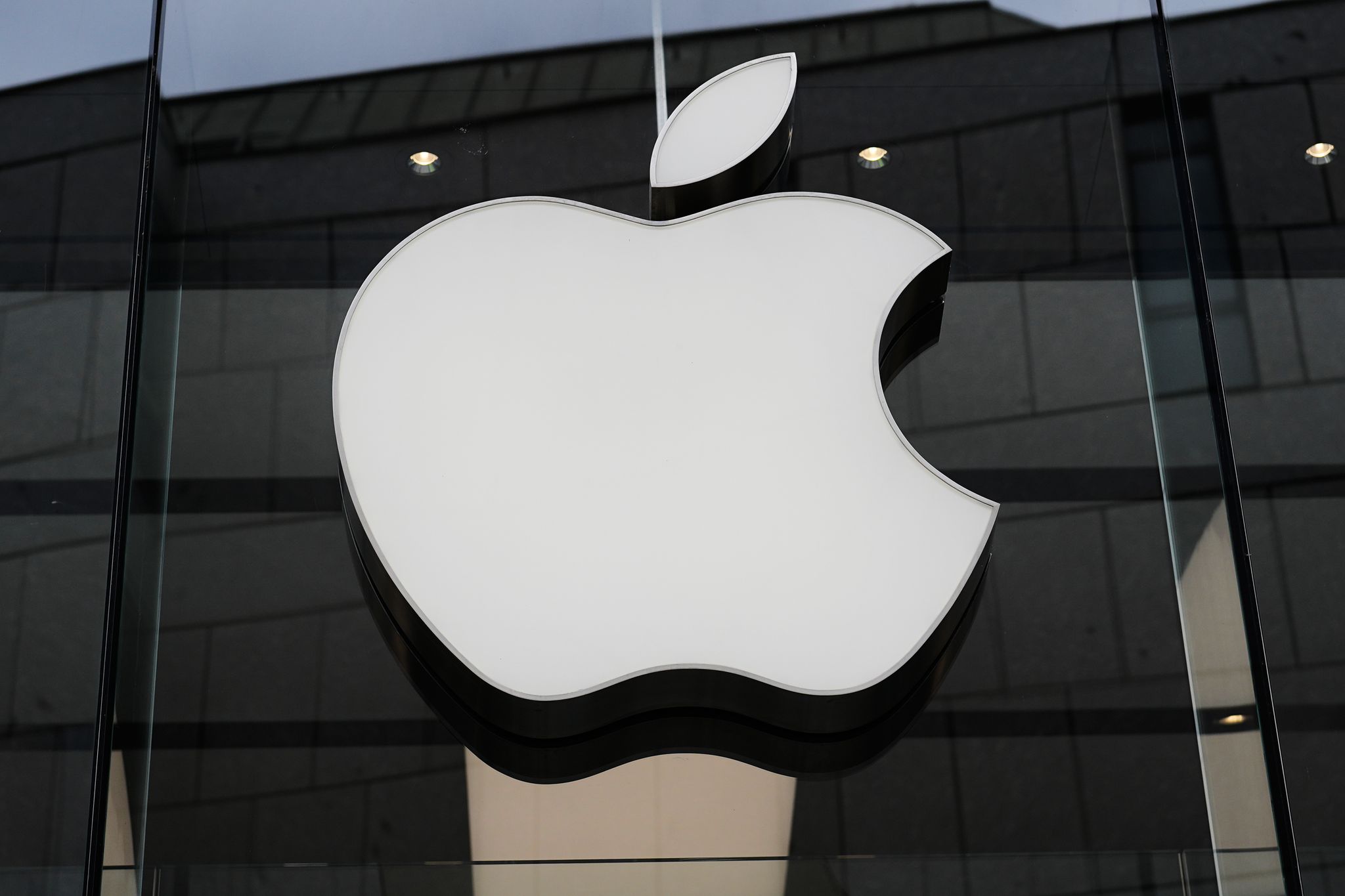 Apple changes Lake Ontario name to 'Lake America' for US users of its Maps, foll...