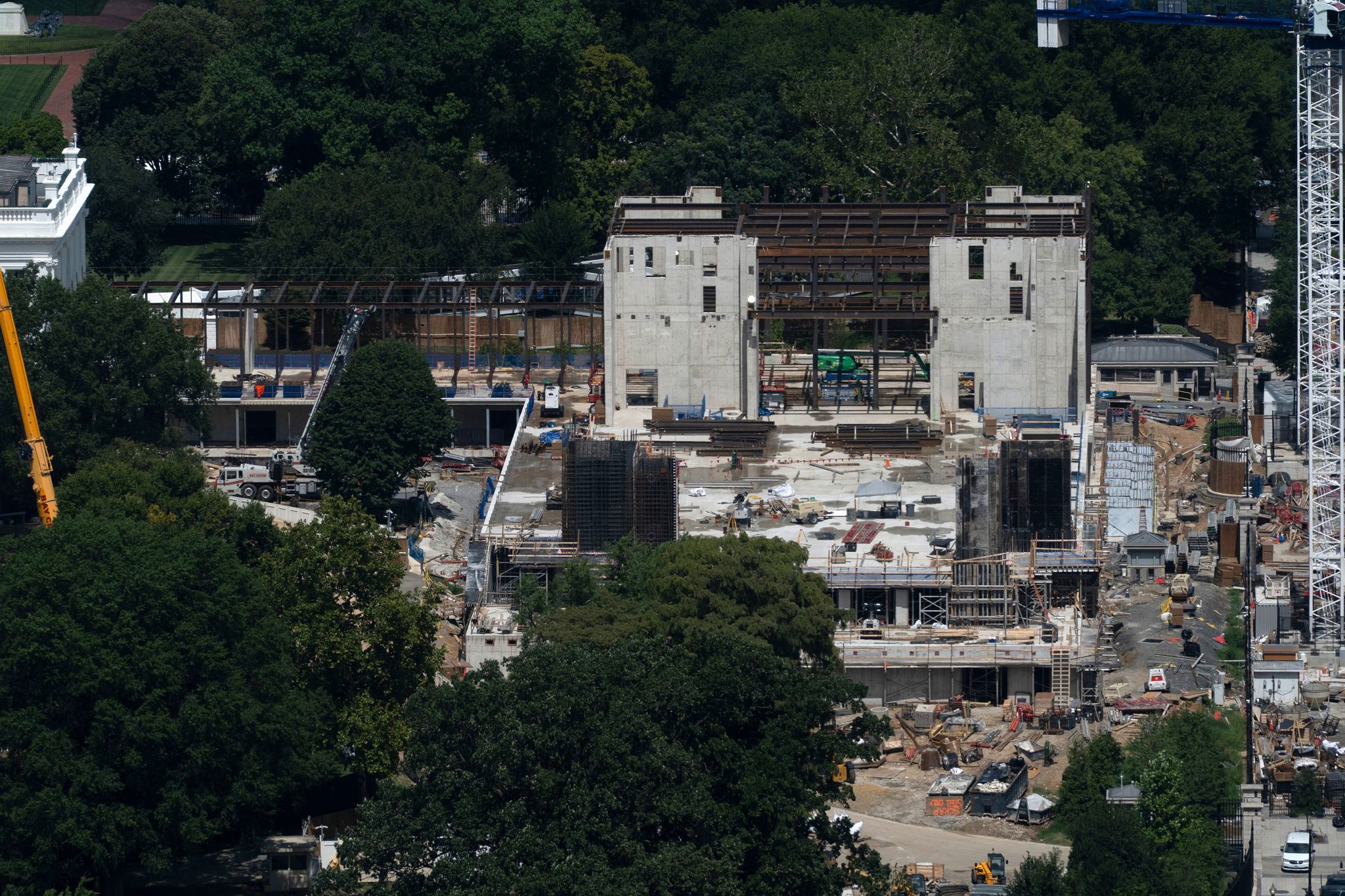 chron.com - LINDSAY WHITEHURST - Supreme Court lets White House continue construction on Trump's $400 million ballroom