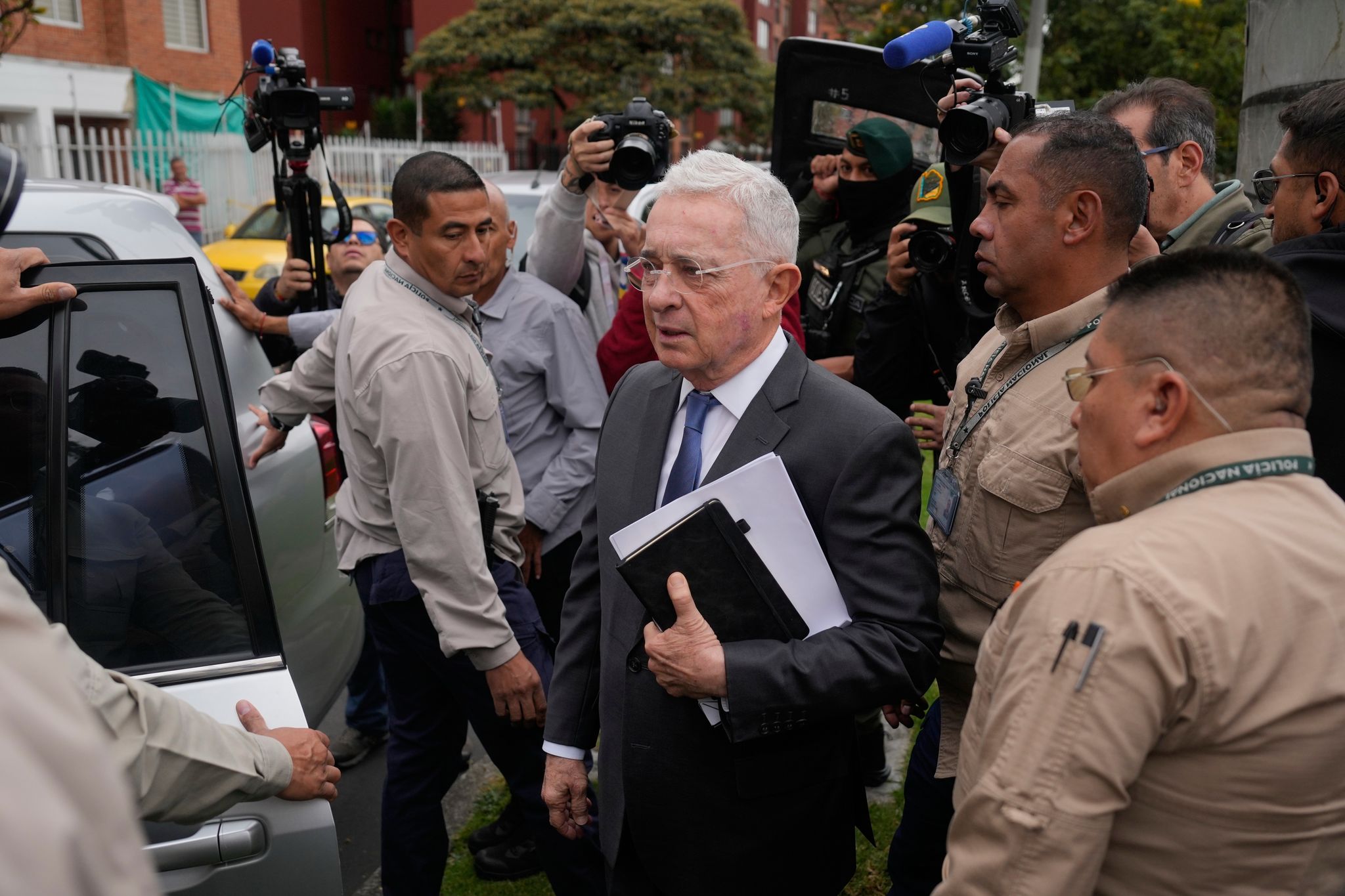 Expresidente colombiano Álvaro Uribe rinde indagatoria por masacres: 