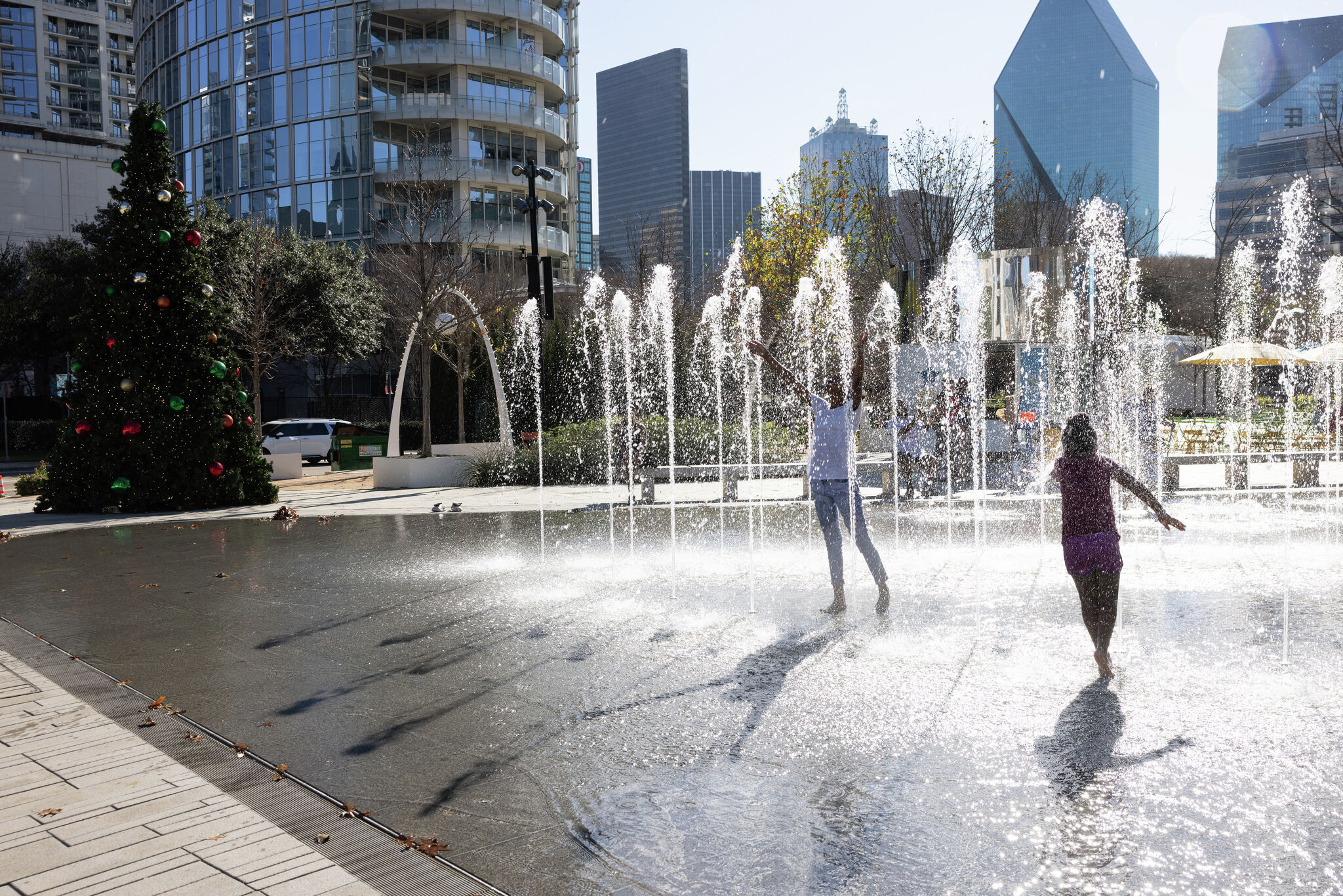 Dallas-Fort Worth's scorching heat will linger through the week. Here's the forecast