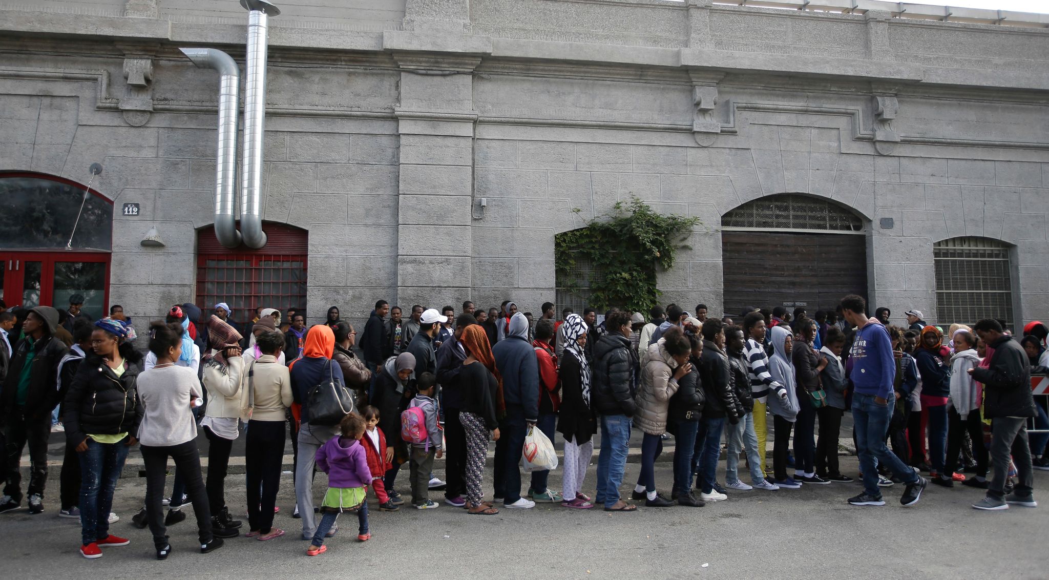 Países de la UE acuerdan modelo para enviar migrantes rechazados a “centros de retorno” en 2027