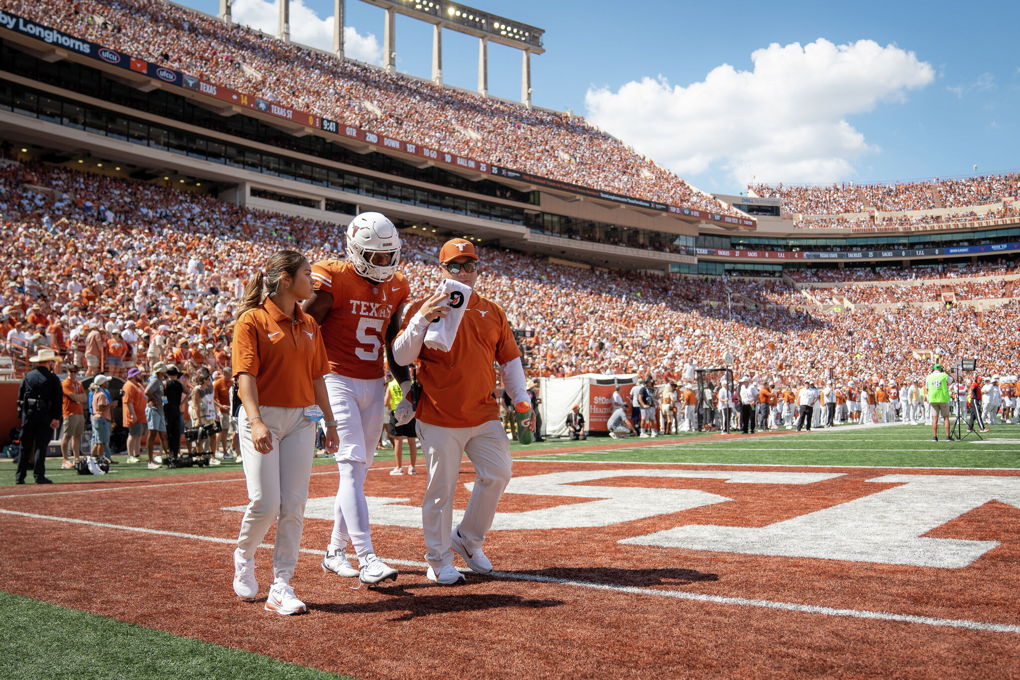 Texas freshman RB leaves game, seen with boot vs. Texas State