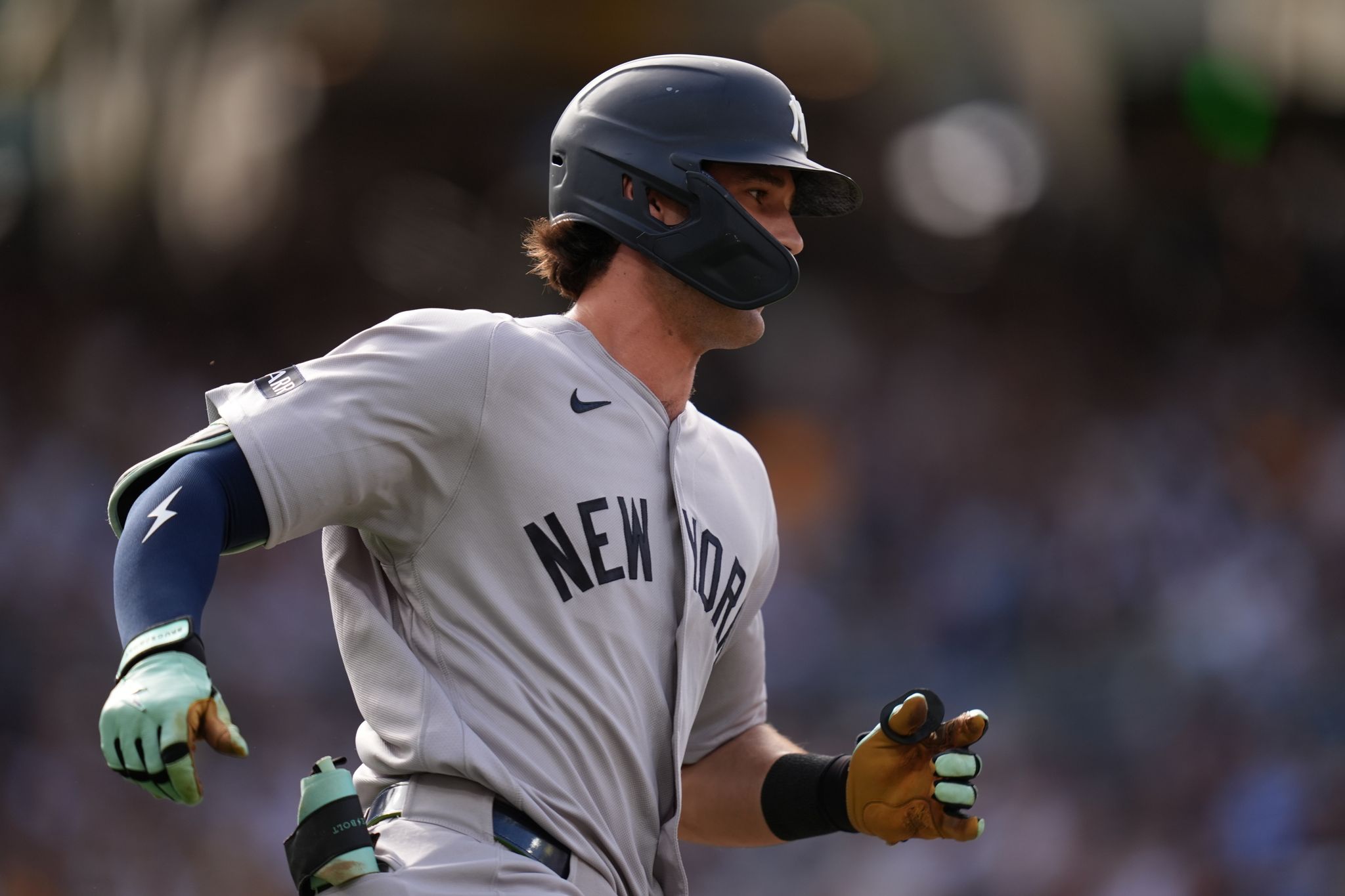 Spencer Jones inicia ataque clave ante equipo de su ciudad natal y Yankees vencen 5-1 a Padres