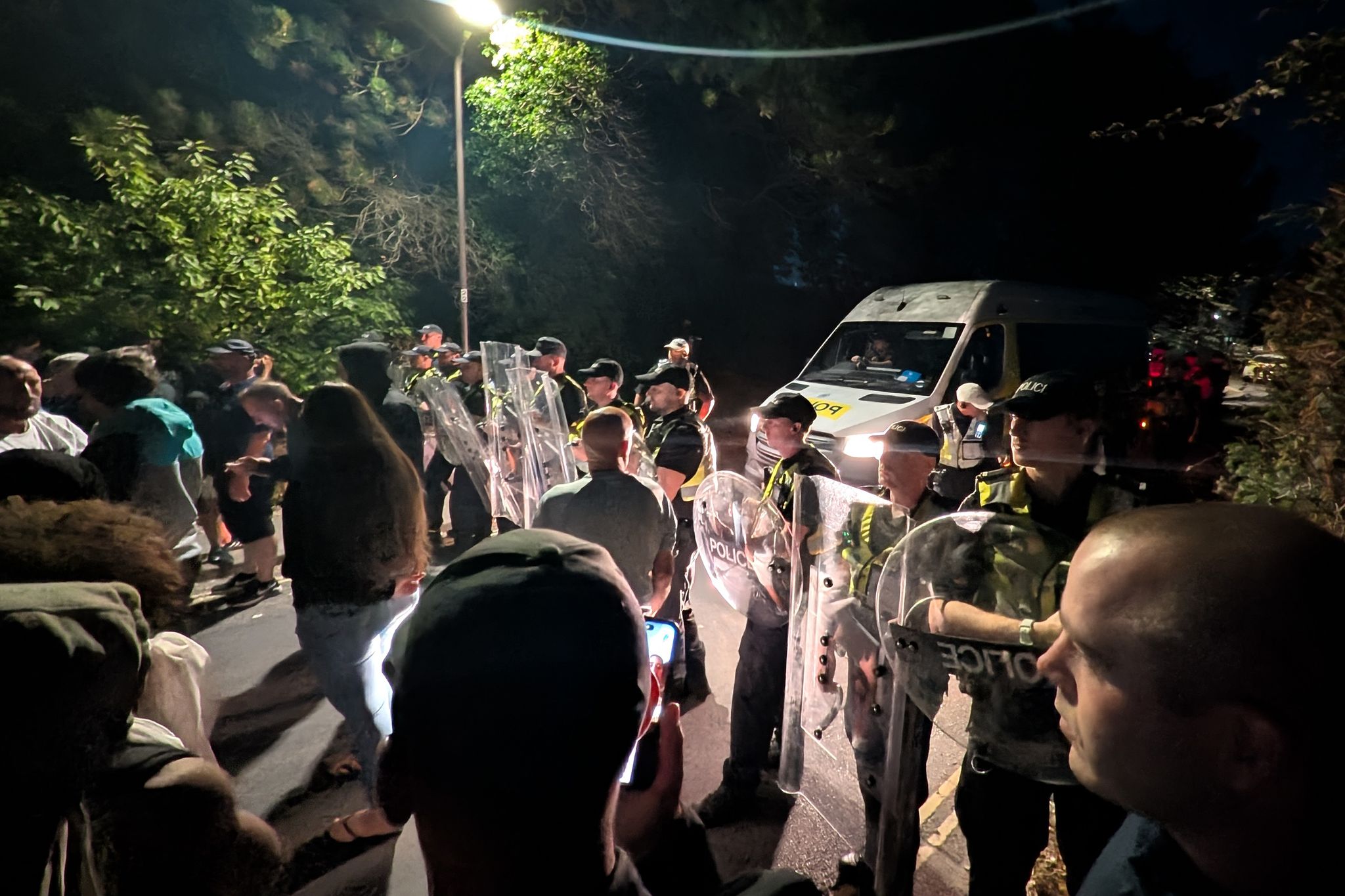 UK government condemns violent anti-migrant protests at southern ports