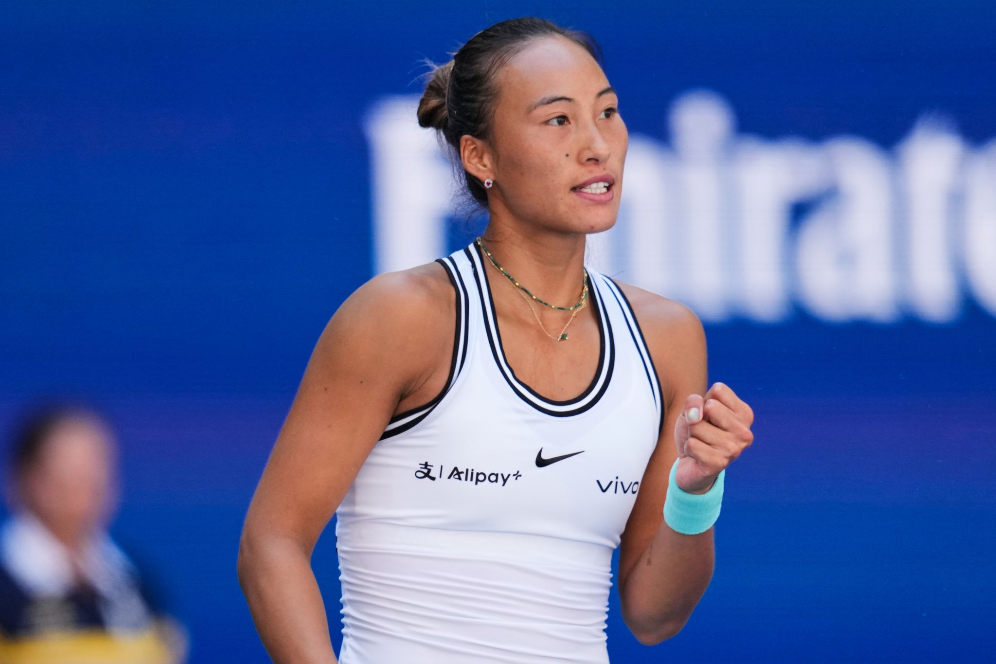 Zheng Qinwen erases another 5-0 deficit and beats Iga Swiatek to reach the US Open quarterfinals