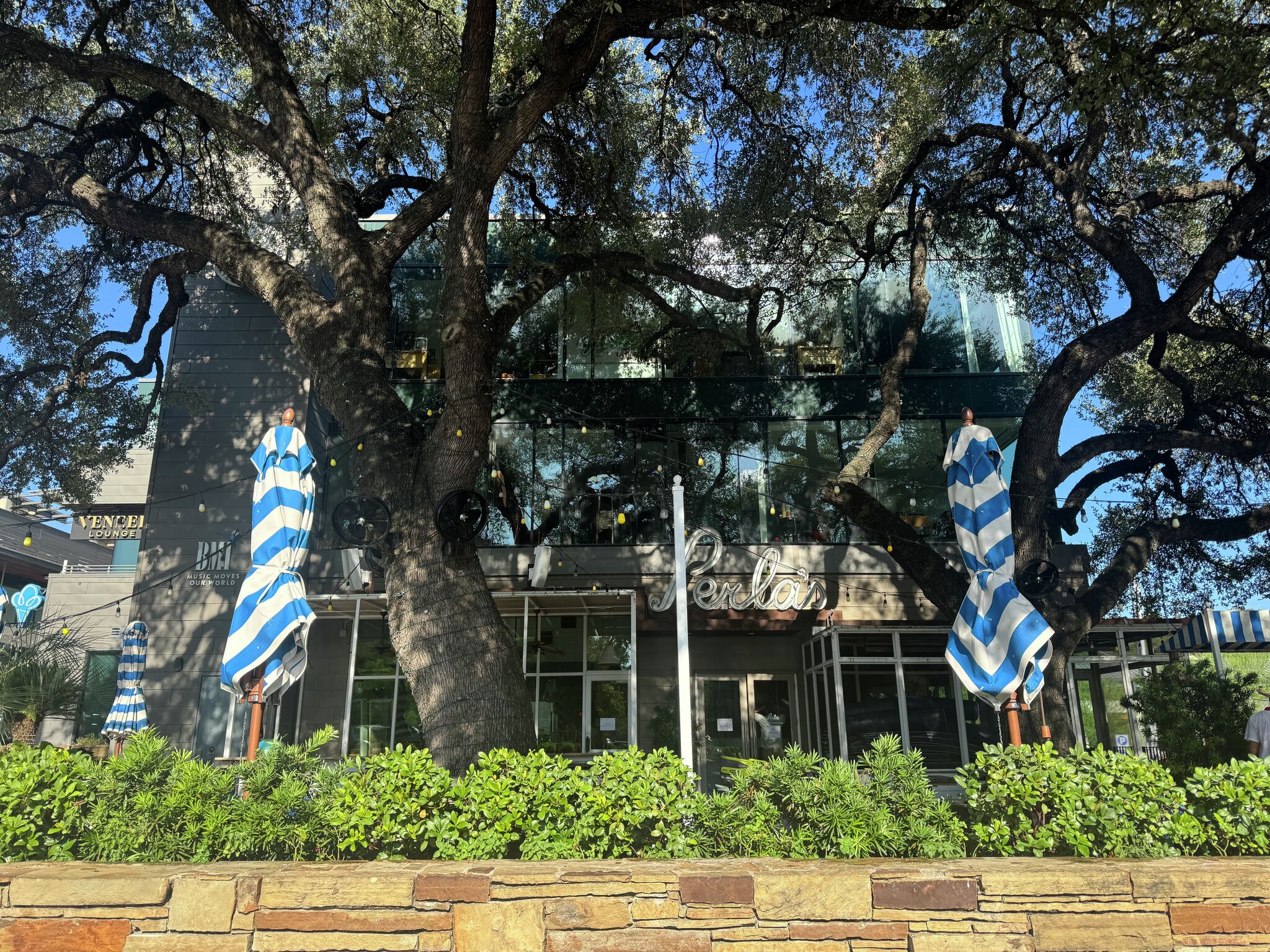 Massive fire shuts down longtime seafood restaurant in Austin