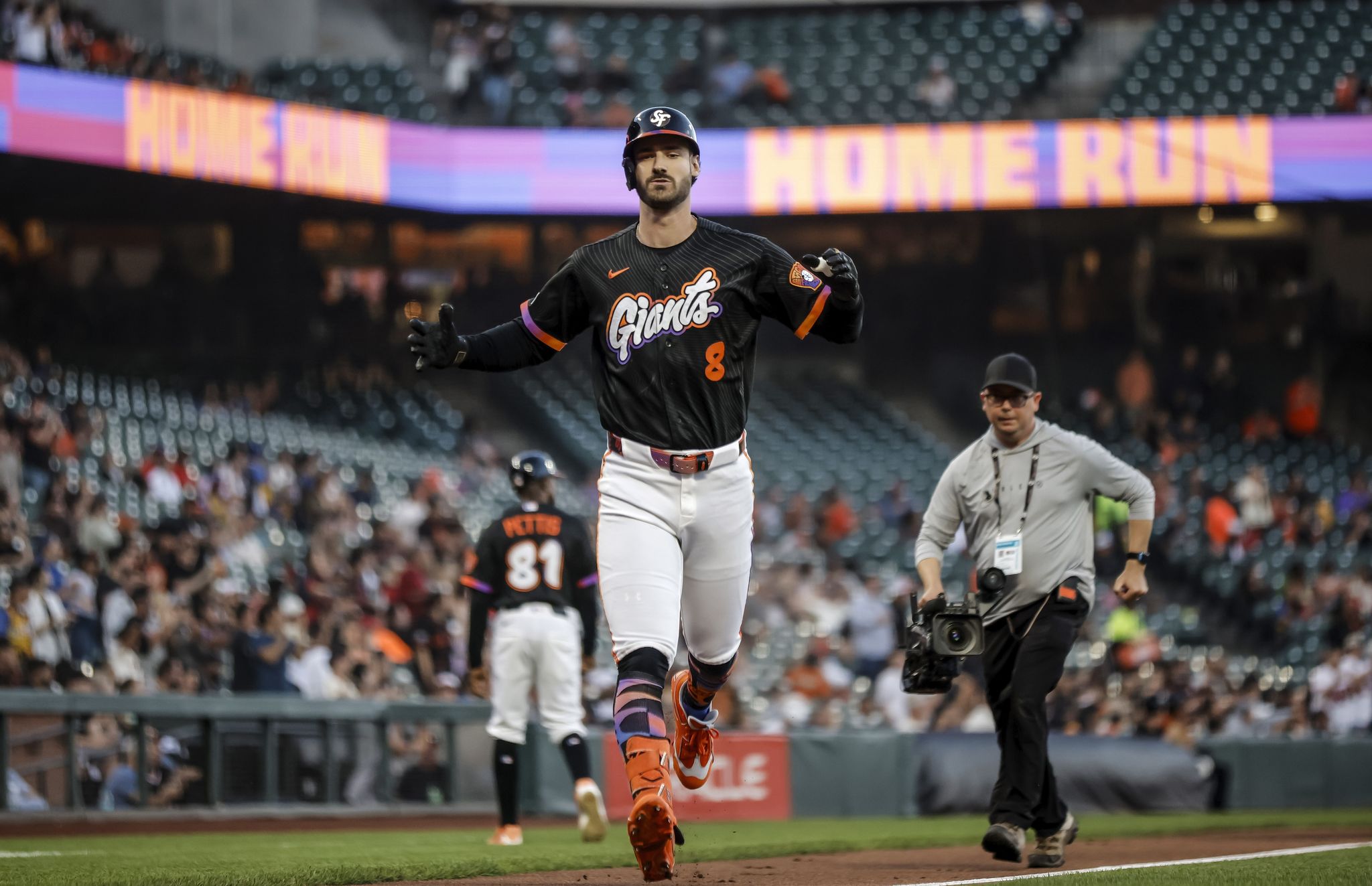 Giants' big cast of rookies, castoffs has team playing with some spark