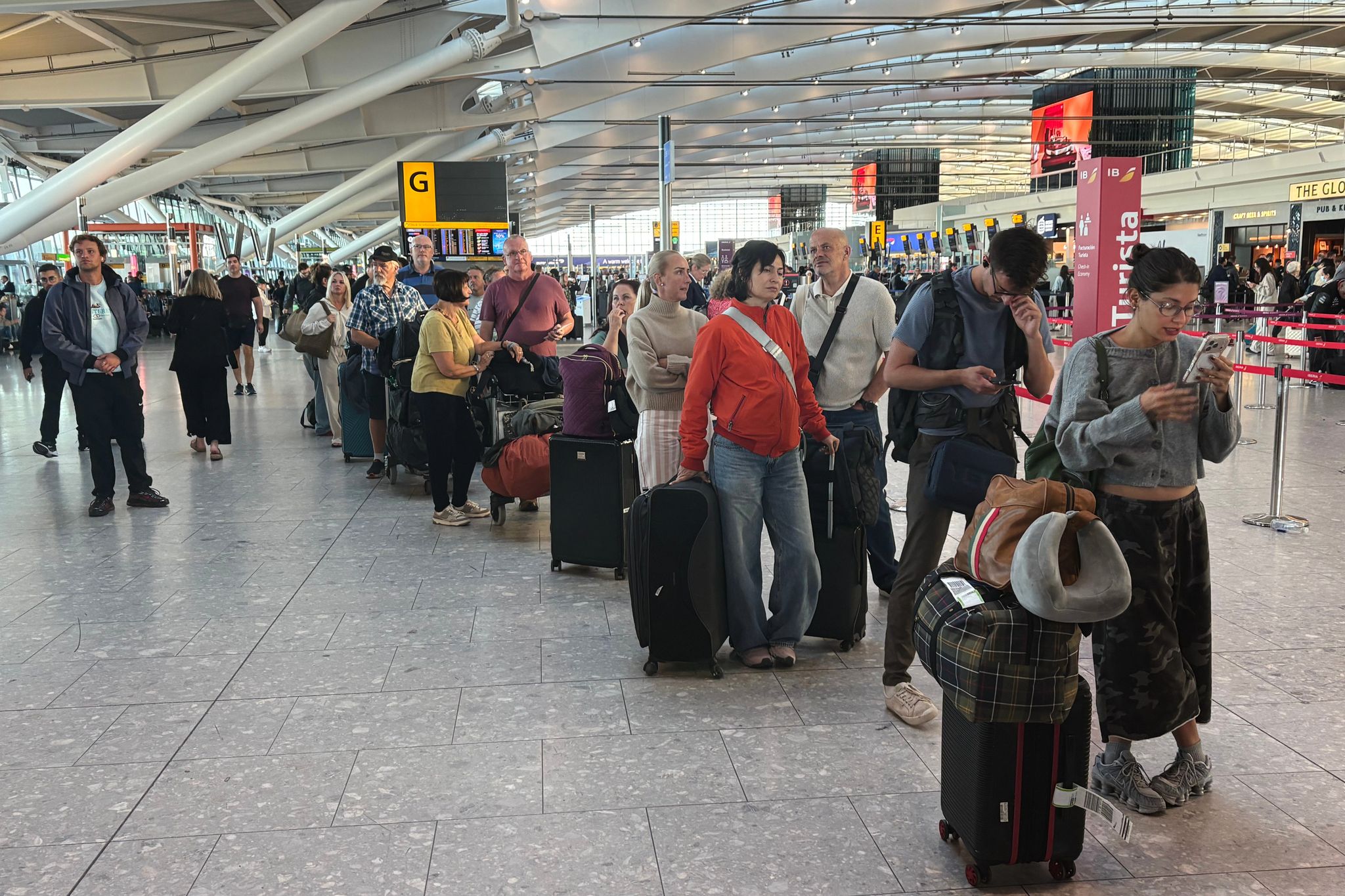 Aerolíneas se apuran a resolver fallas tecnológicas que cancelaron 1.750 vuelos en Reino Unido