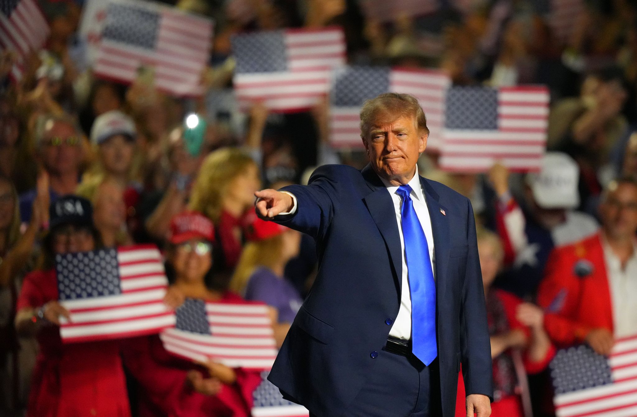 Trump promete pagos de 5.000 dólares si los republicanos retienen el Congreso