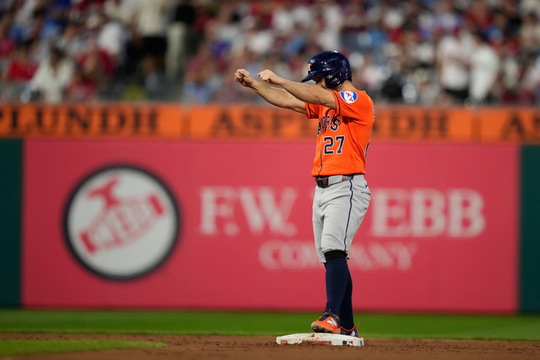 José Altuve de Astros conecta doble en el 3er inning ante Filis para llegar a 2.500 hits By Por ANTHONY SANFILIPPO