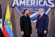 ARCHIVO - El presidente de Estados Unidos, Donald Trump, saluda al presidente de El Salvador, Nayib Bukele, a la izquierda, el 7 de marzo de 2026, en el Trump National Doral en Doral, Florida, EE.UU. (AP Foto/Mark Schiefelbein, Archivo)