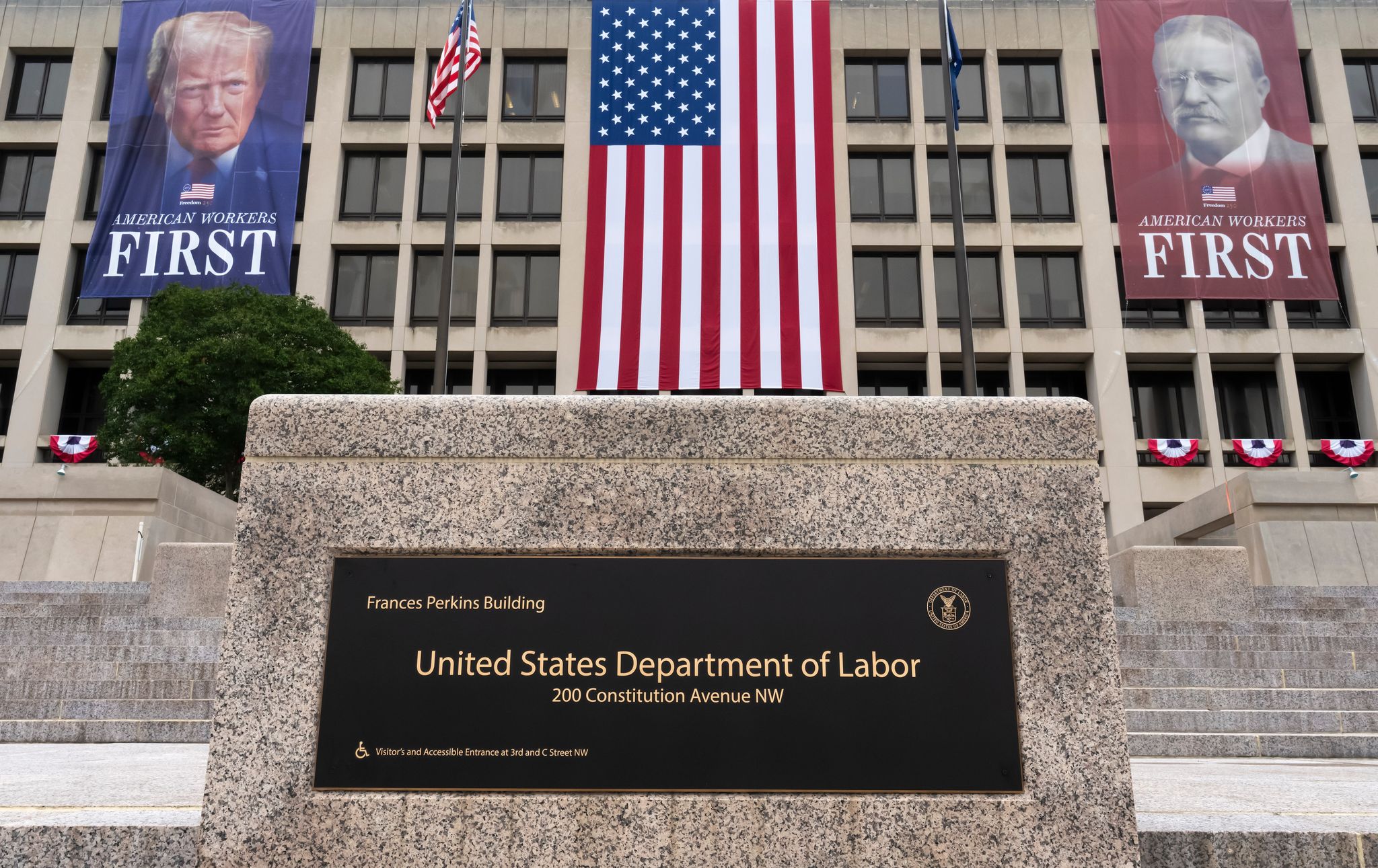 Business US unemployment claims dip to 206,000 as layoffs continue to remain rare By PAUL WISEMAN , AP Economics Writer Sep 10, 2026