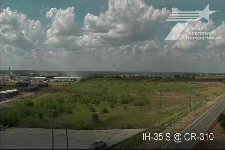 Fire near I-35 prompts road closure, evacuations in Central Texas