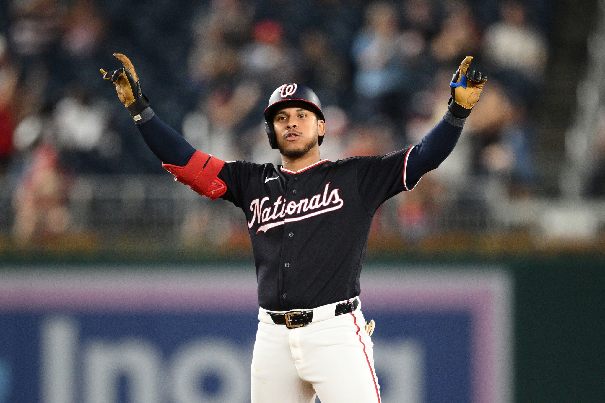 Nacionales anotan 3 en la 8ª y remontan para cortar racha de 7 derrotas al superar 4-3 a Angelinos