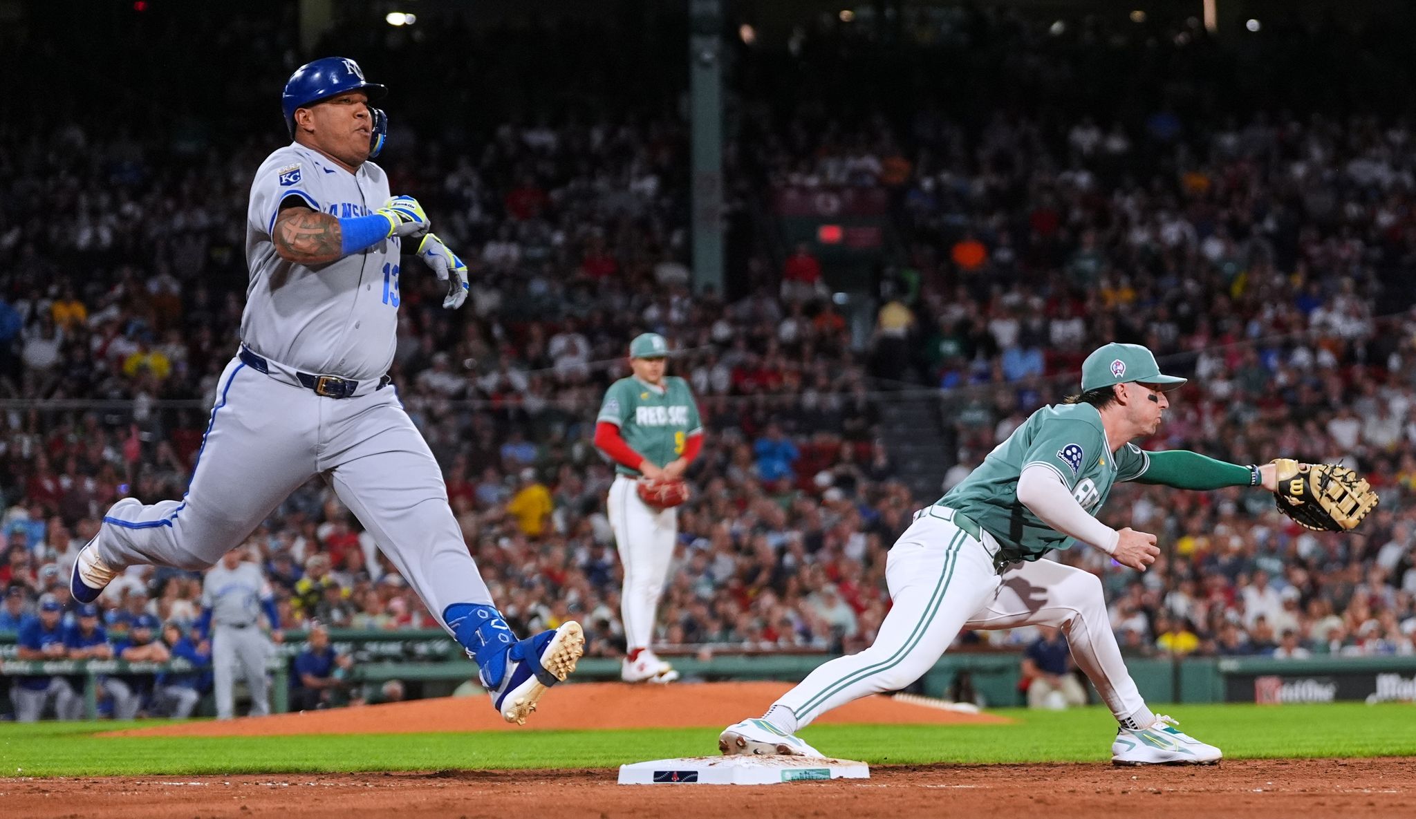 Carter Jensen conecta doble de 2 carreras en triunfo de Reales, 3-2 sobre Medias Rojas