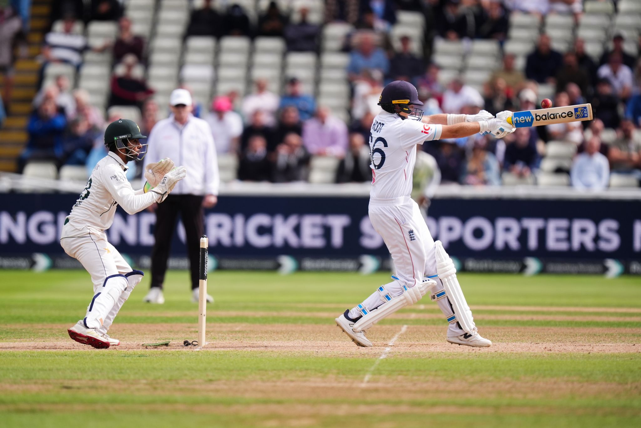 England overcomes early scare to win 3rd cricket test against Pakistan and sweep series