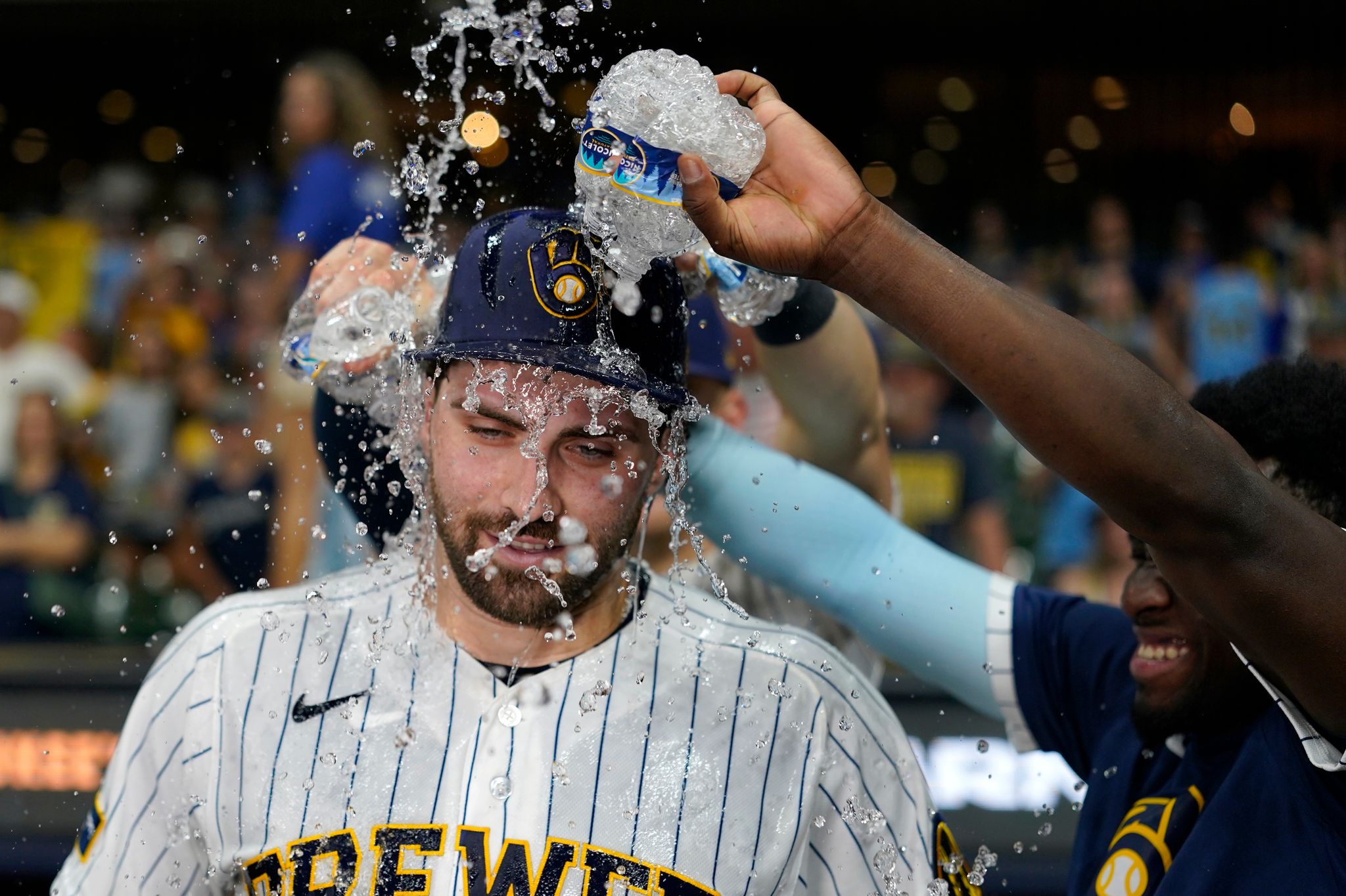 Garrett Mitchell y Cerveceros atacan temprano para derrotar 13-9 a Rojos